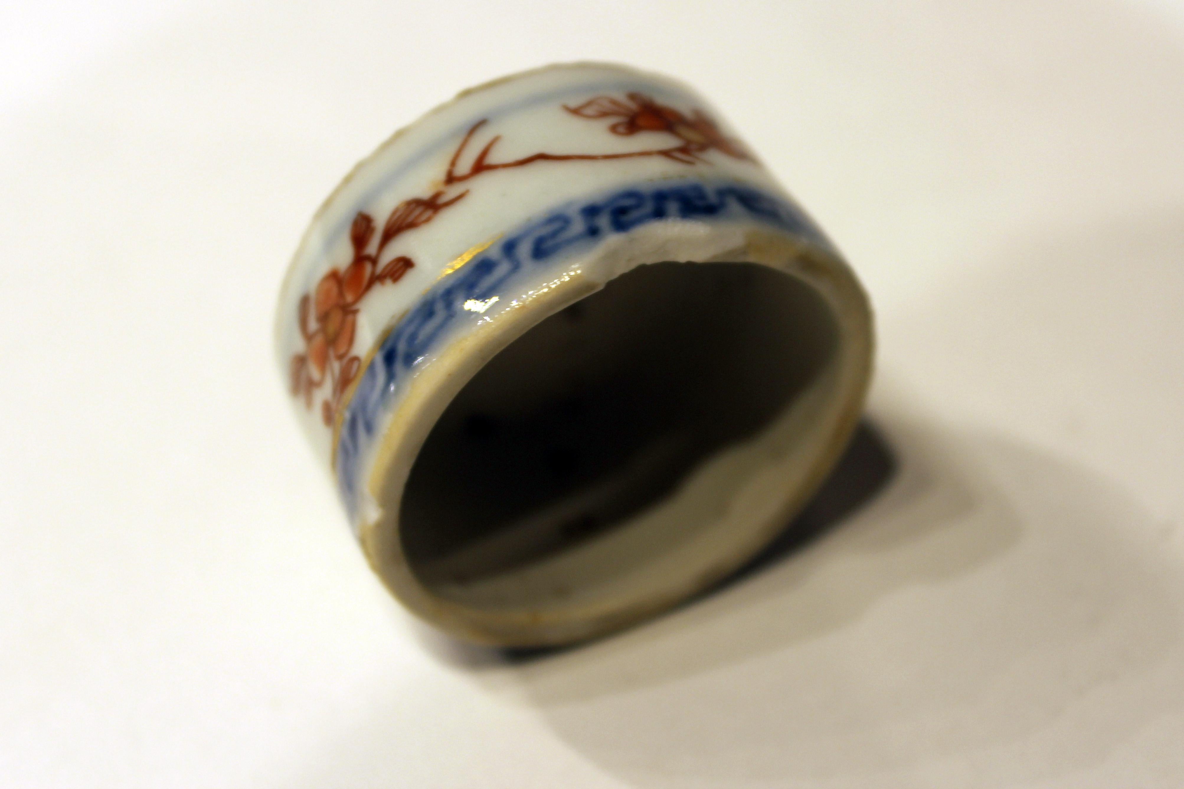 18th Century Chinese Export Blue White and Red Painted Tea Caddy For Sale 1