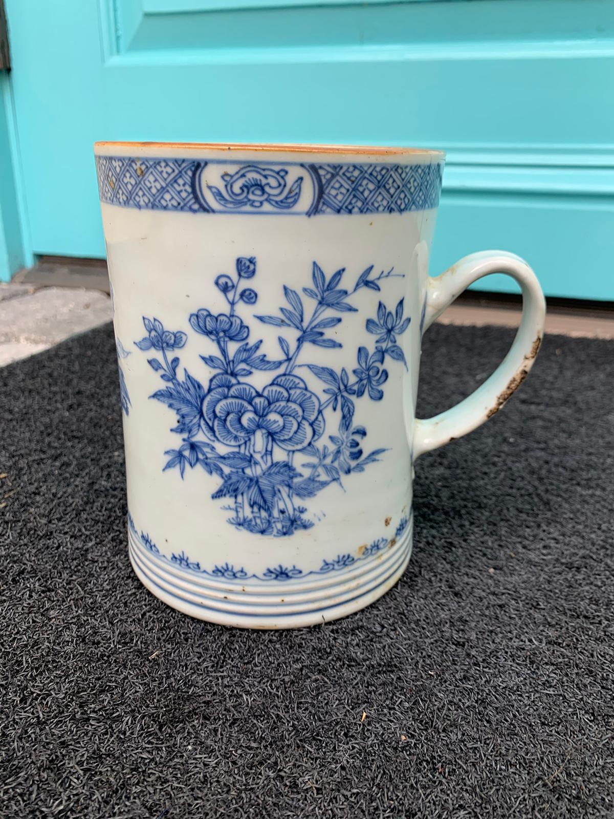 18th Century Chinese Export Blue and White Porcelain Mug For Sale 1