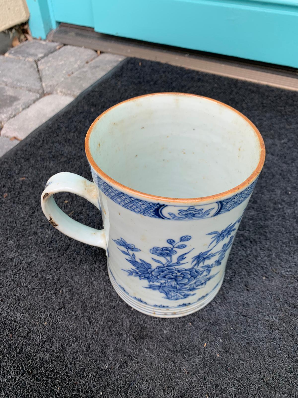 18th Century Chinese Export Blue and White Porcelain Mug For Sale 4