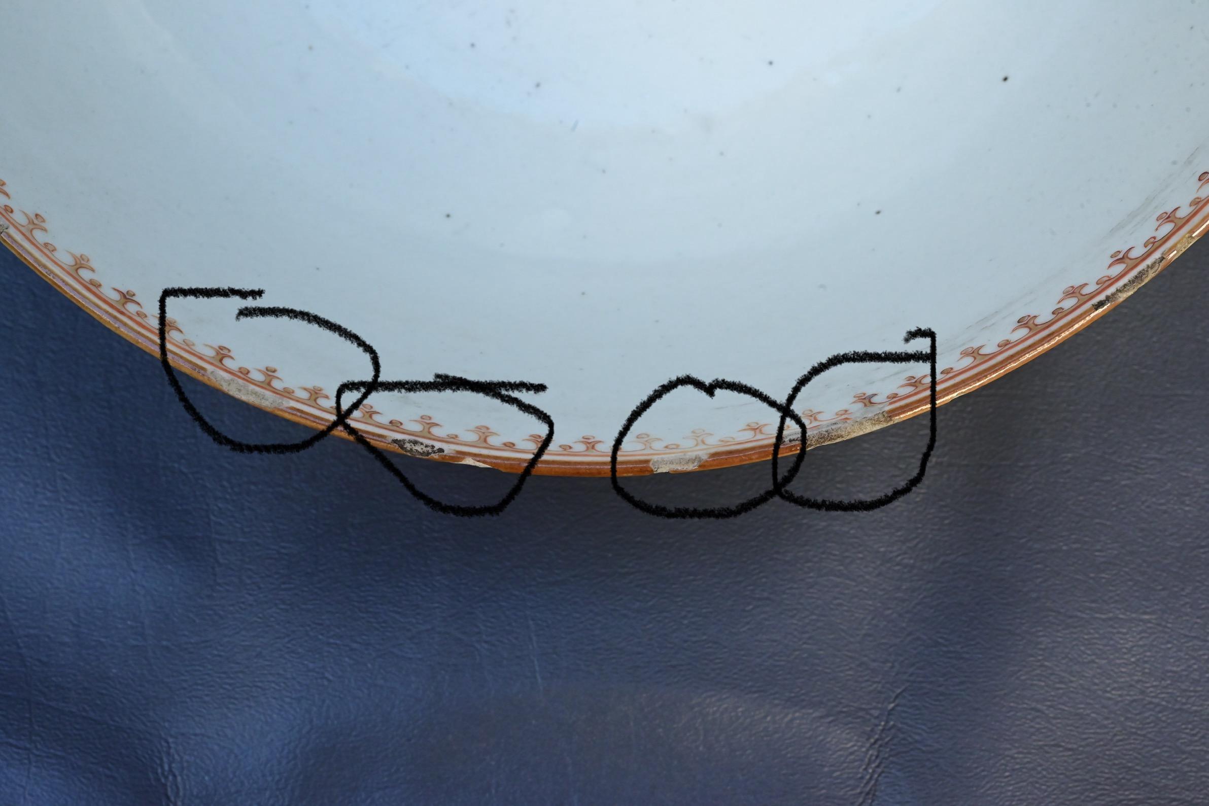 Cuenco de porcelana rosa familiar de exportación china del siglo XVIII con tema europeo en venta 6