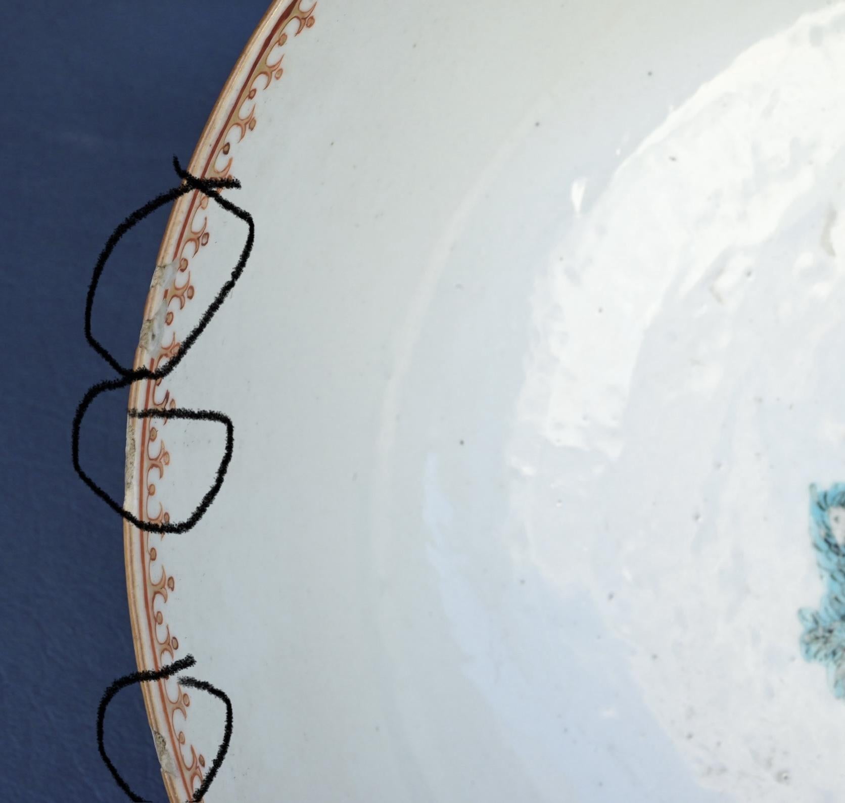 Cuenco de porcelana rosa familiar de exportación china del siglo XVIII con tema europeo en venta 7