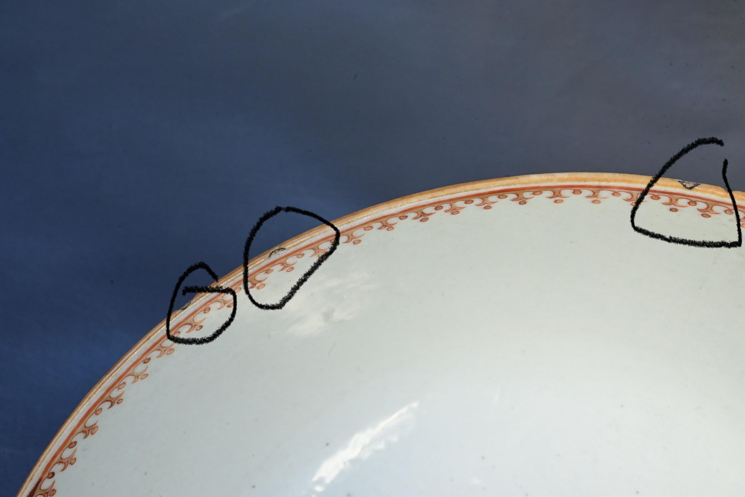 Cuenco de porcelana rosa familiar de exportación china del siglo XVIII con tema europeo en venta 8