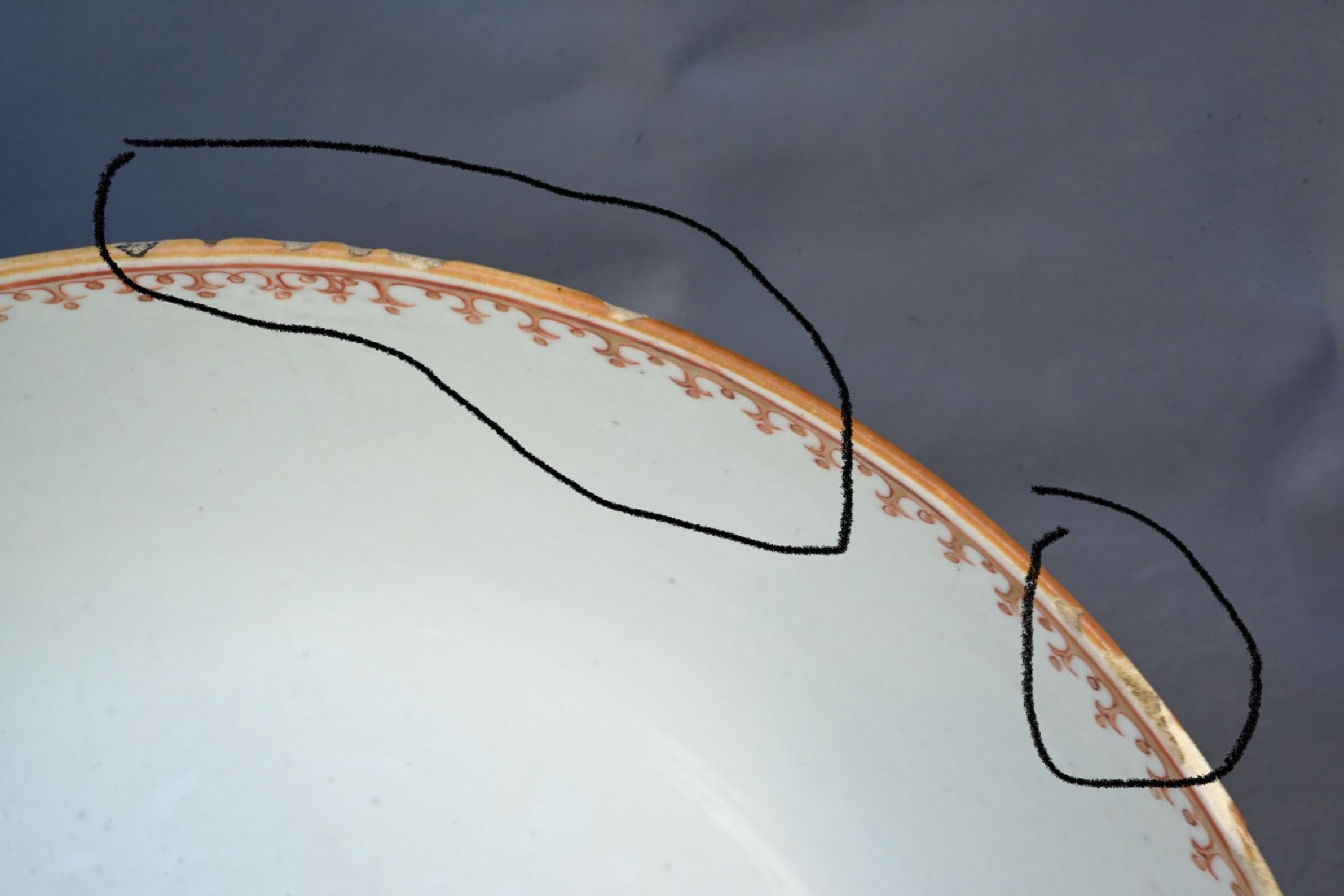 Cuenco de porcelana rosa familiar de exportación china del siglo XVIII con tema europeo en venta 9