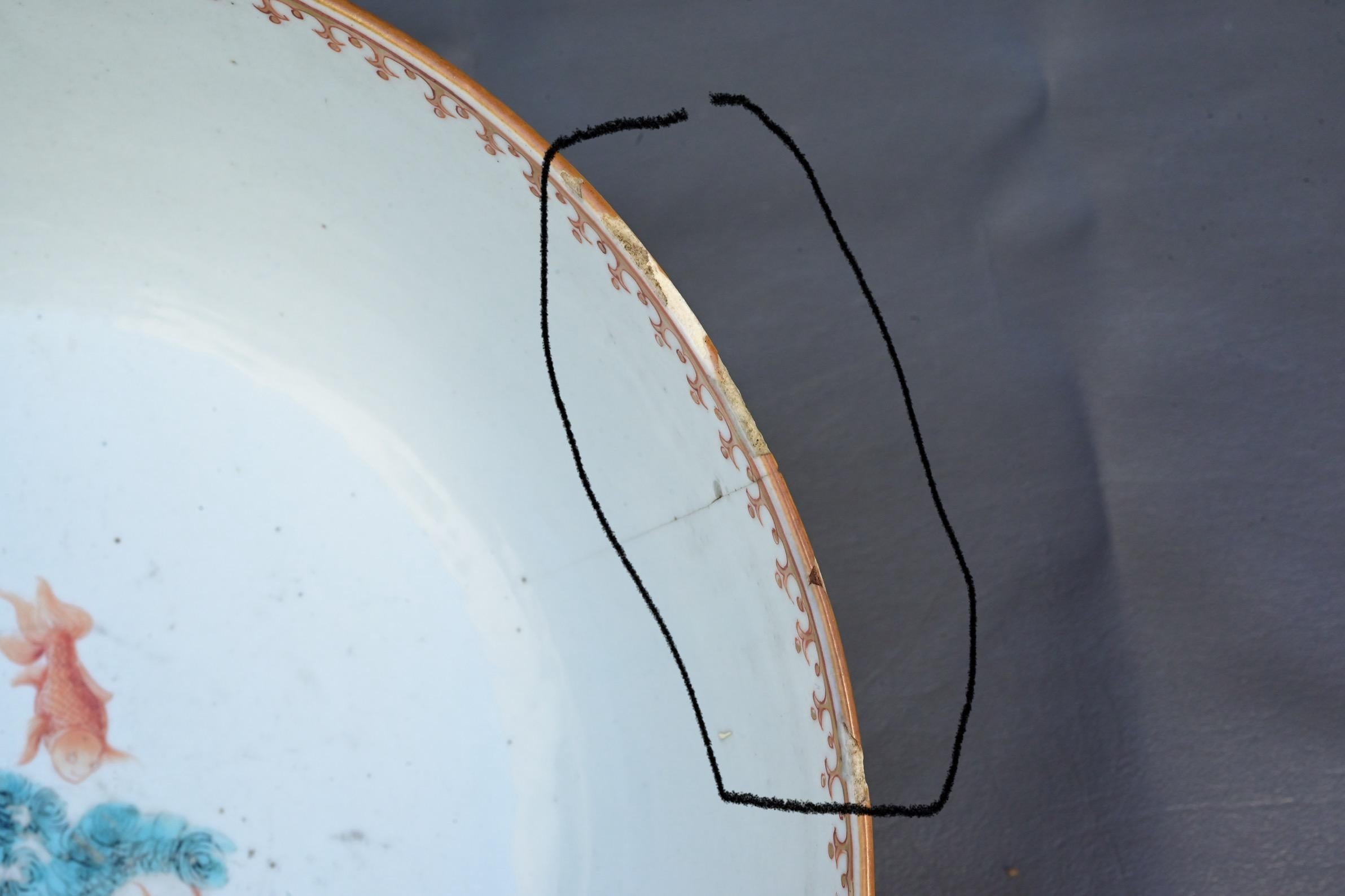 Cuenco de porcelana rosa familiar de exportación china del siglo XVIII con tema europeo en venta 10