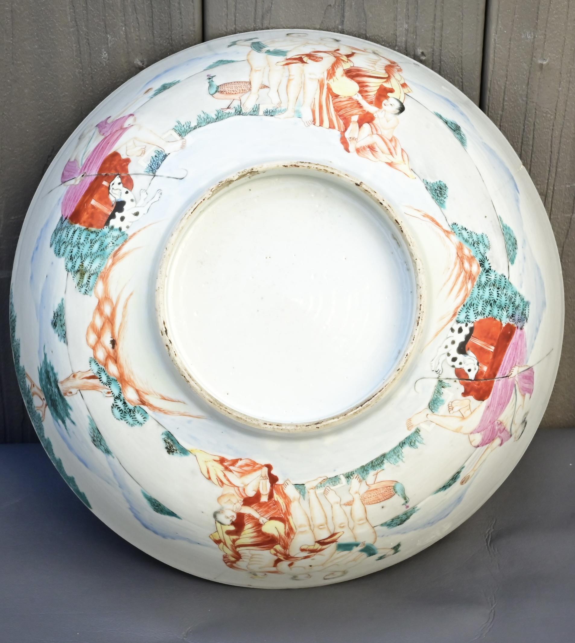 Cuenco de porcelana rosa familiar de exportación china del siglo XVIII con tema europeo en venta 11