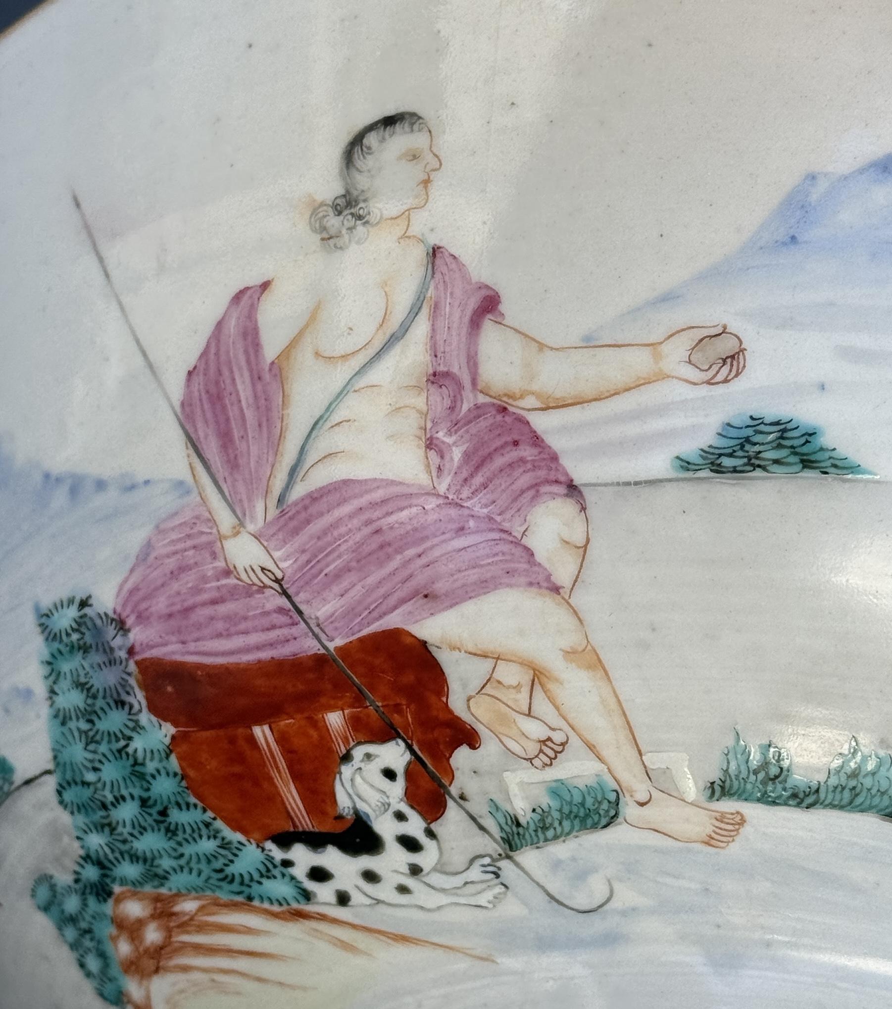 Cuenco de porcelana rosa familiar de exportación china del siglo XVIII con tema europeo en venta 14