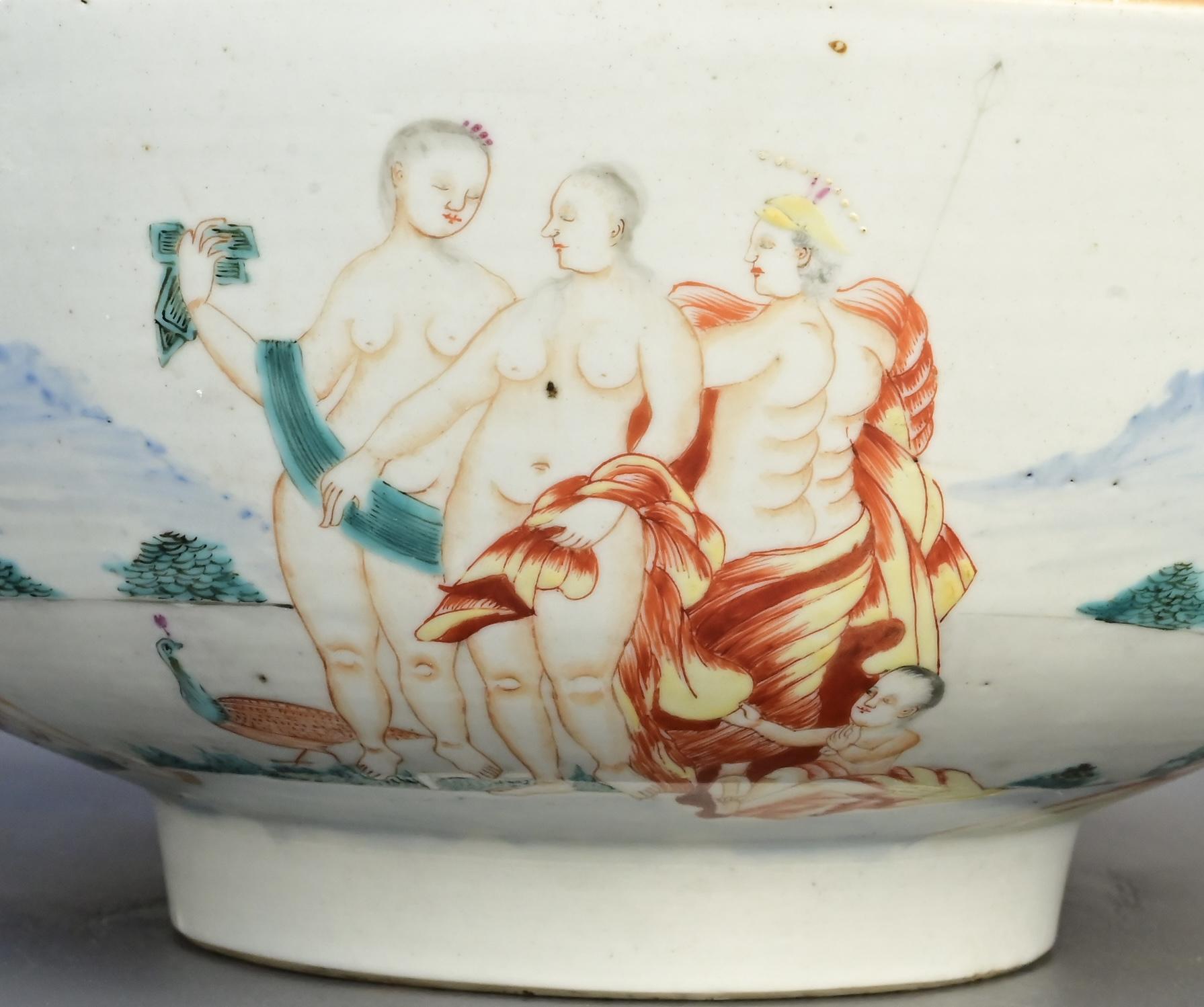 Precioso y raro cuenco de porcelana china de exportación del siglo XVIII, finamente pintado a mano en esmaltes de familia rosa con una inusual escena de tema europeo alrededor del exterior. La decoración representa figuras clásicas en un paisaje,