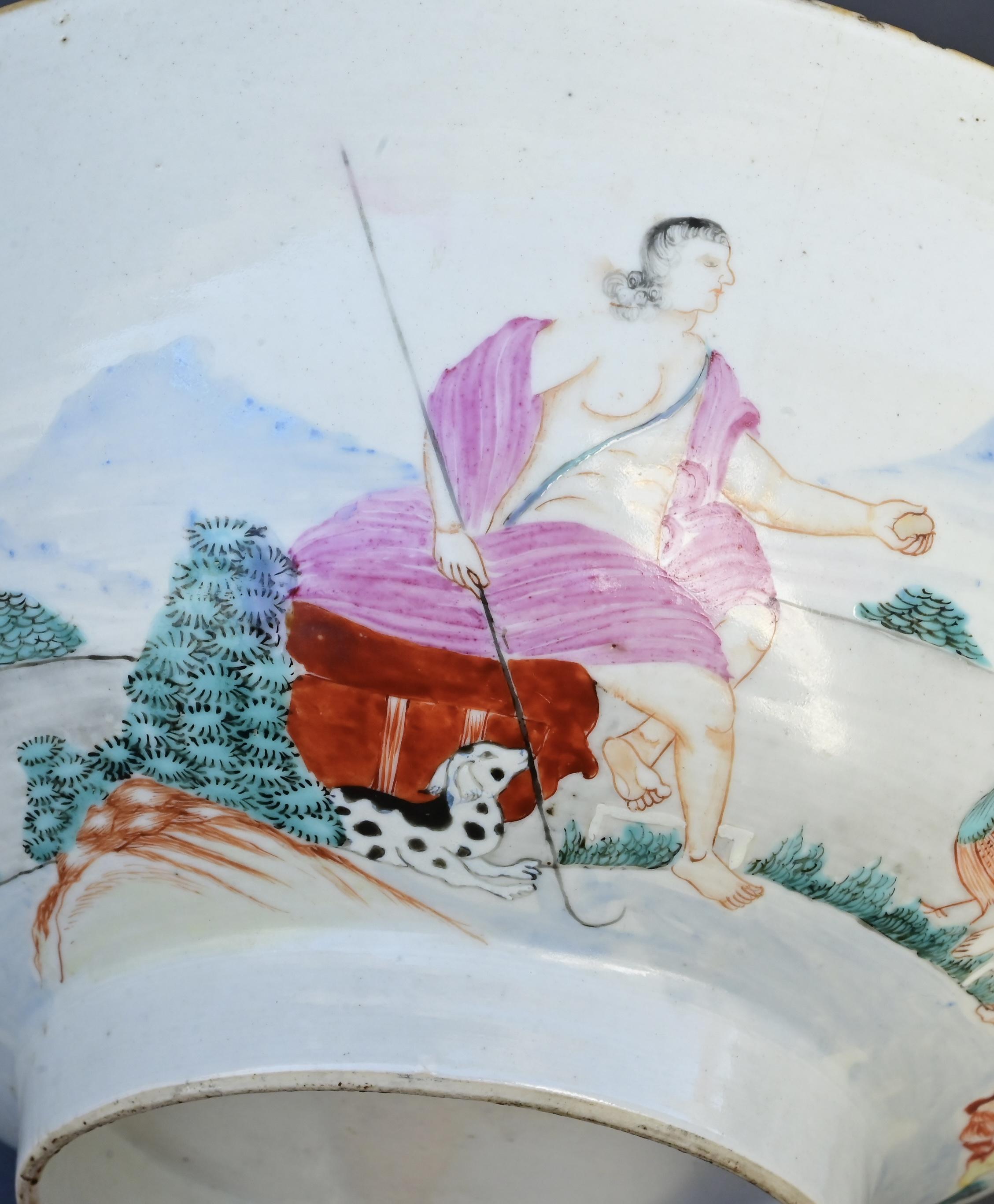 Cuenco de porcelana rosa familiar de exportación china del siglo XVIII con tema europeo finales del siglo XVIII en venta