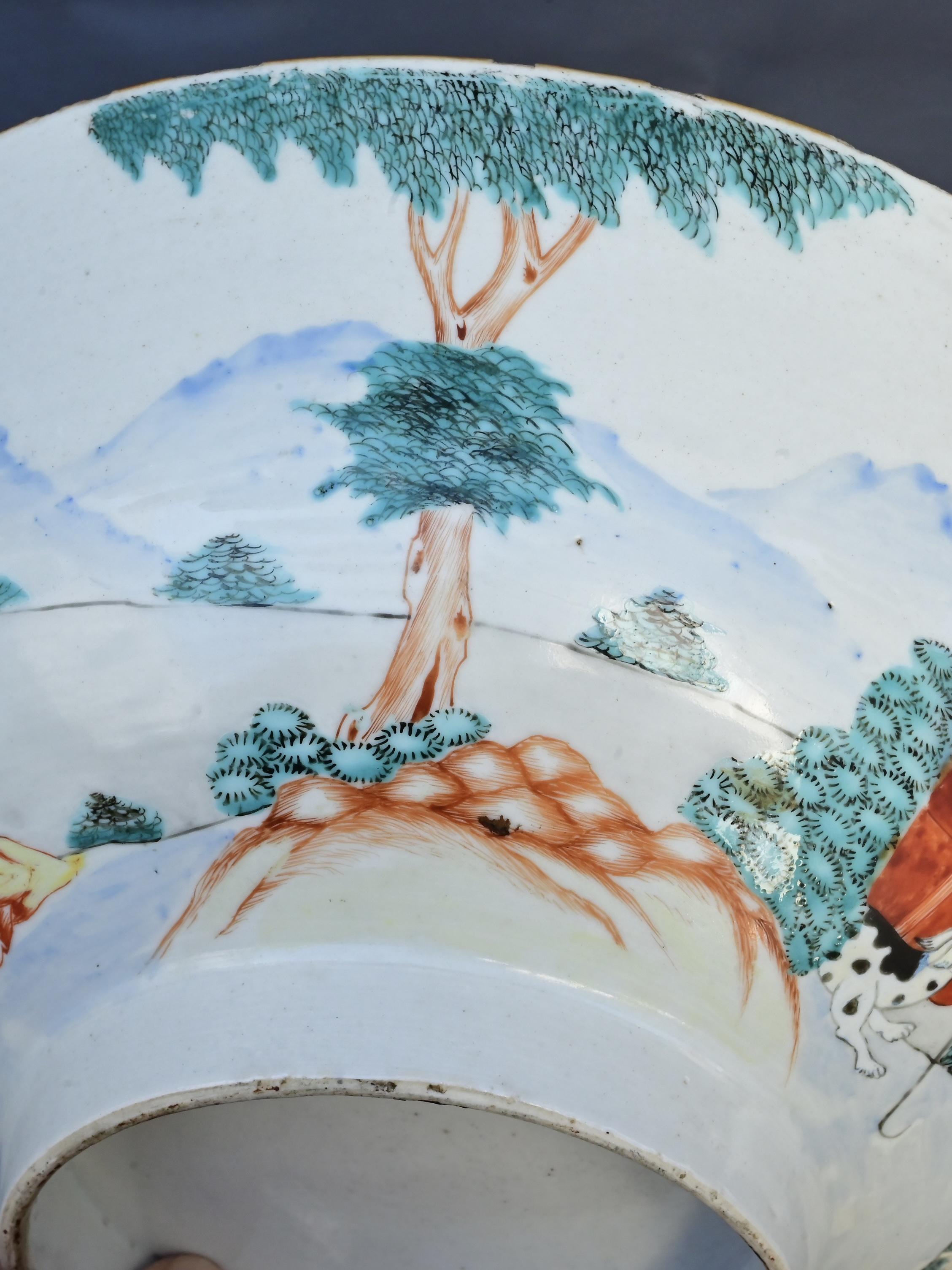 Cuenco de porcelana rosa familiar de exportación china del siglo XVIII con tema europeo en venta 3