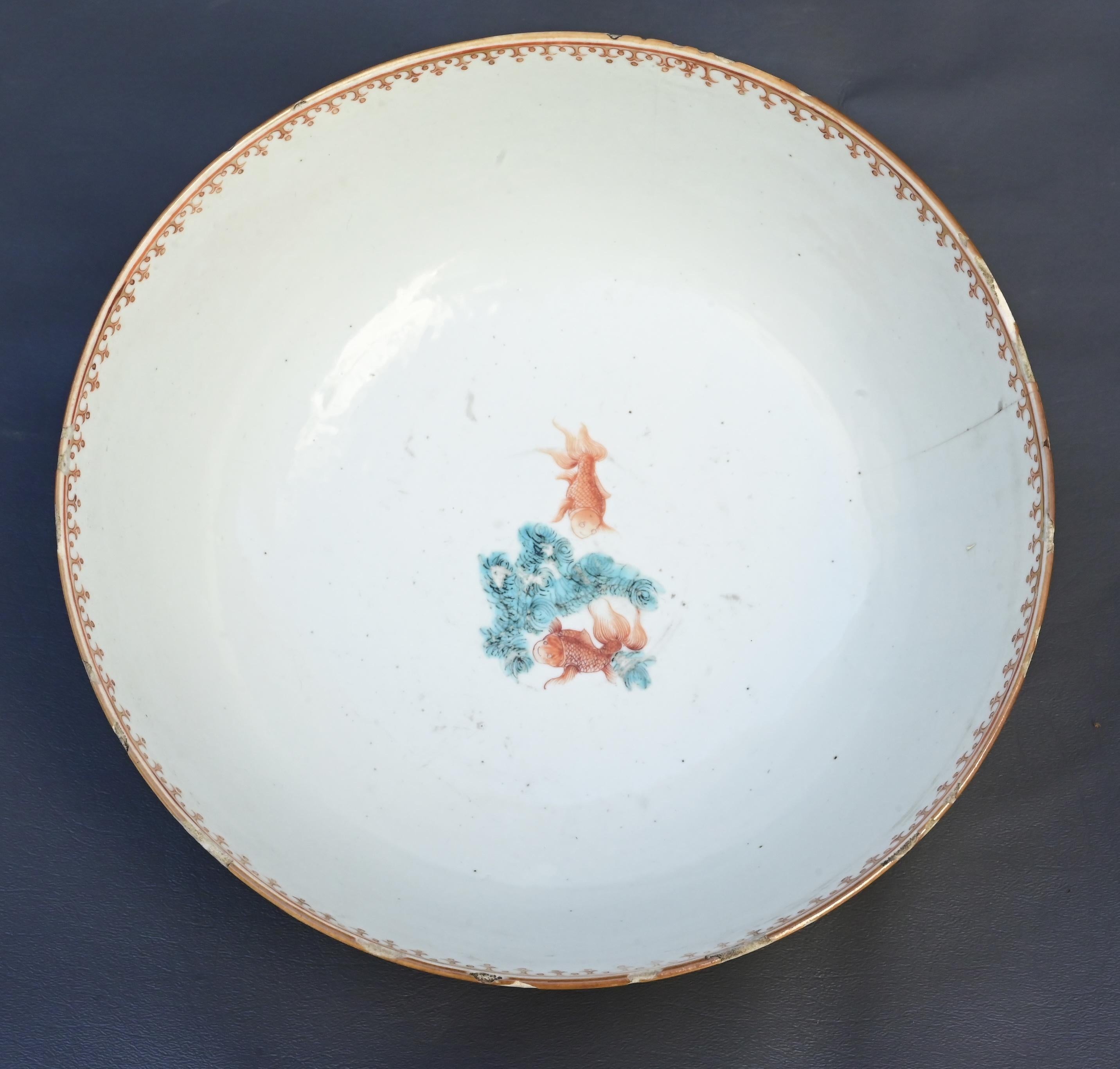 Cuenco de porcelana rosa familiar de exportación china del siglo XVIII con tema europeo en venta 4