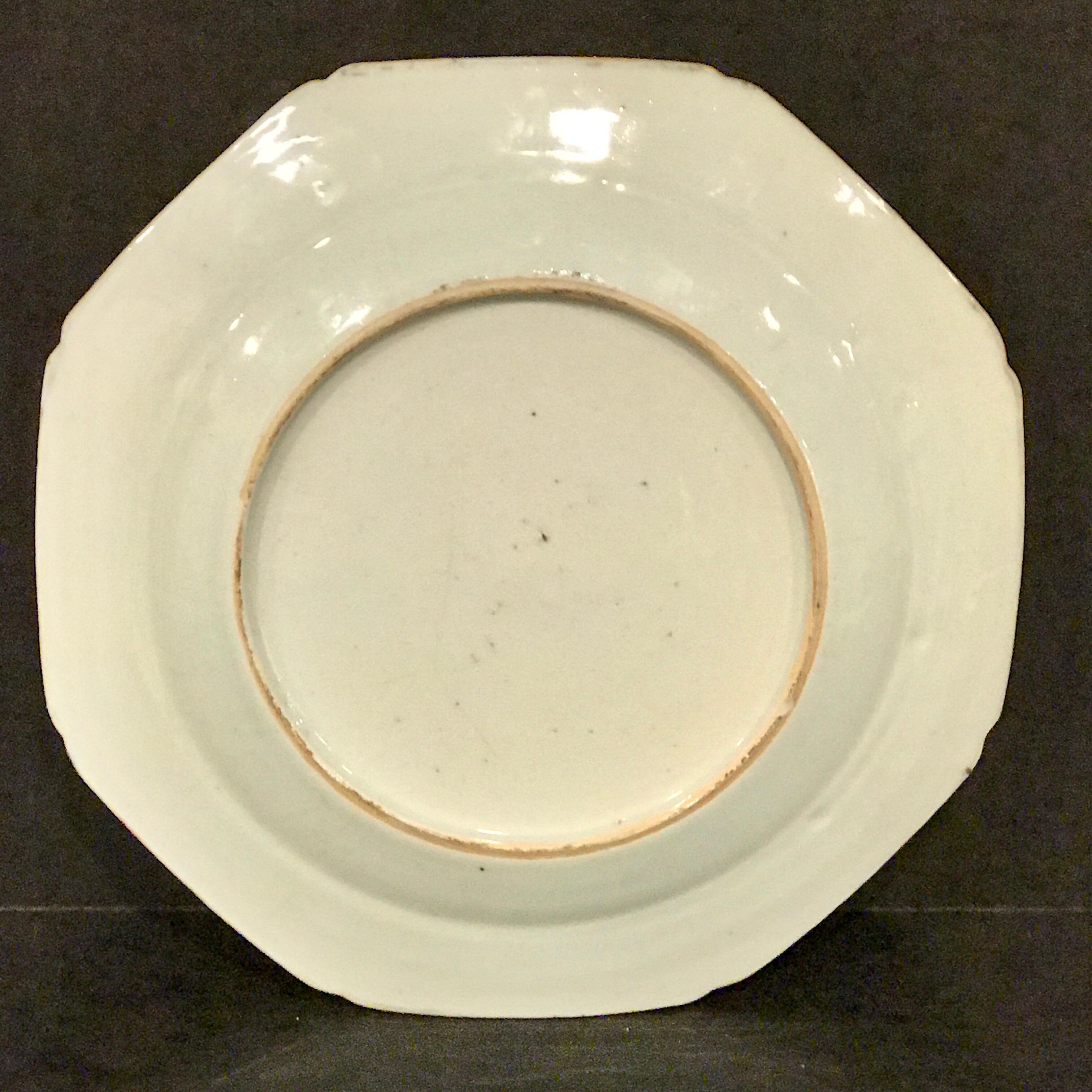 Assiette octogonale d'exportation chinoise du XVIIIe siècle de Famille Verte 7