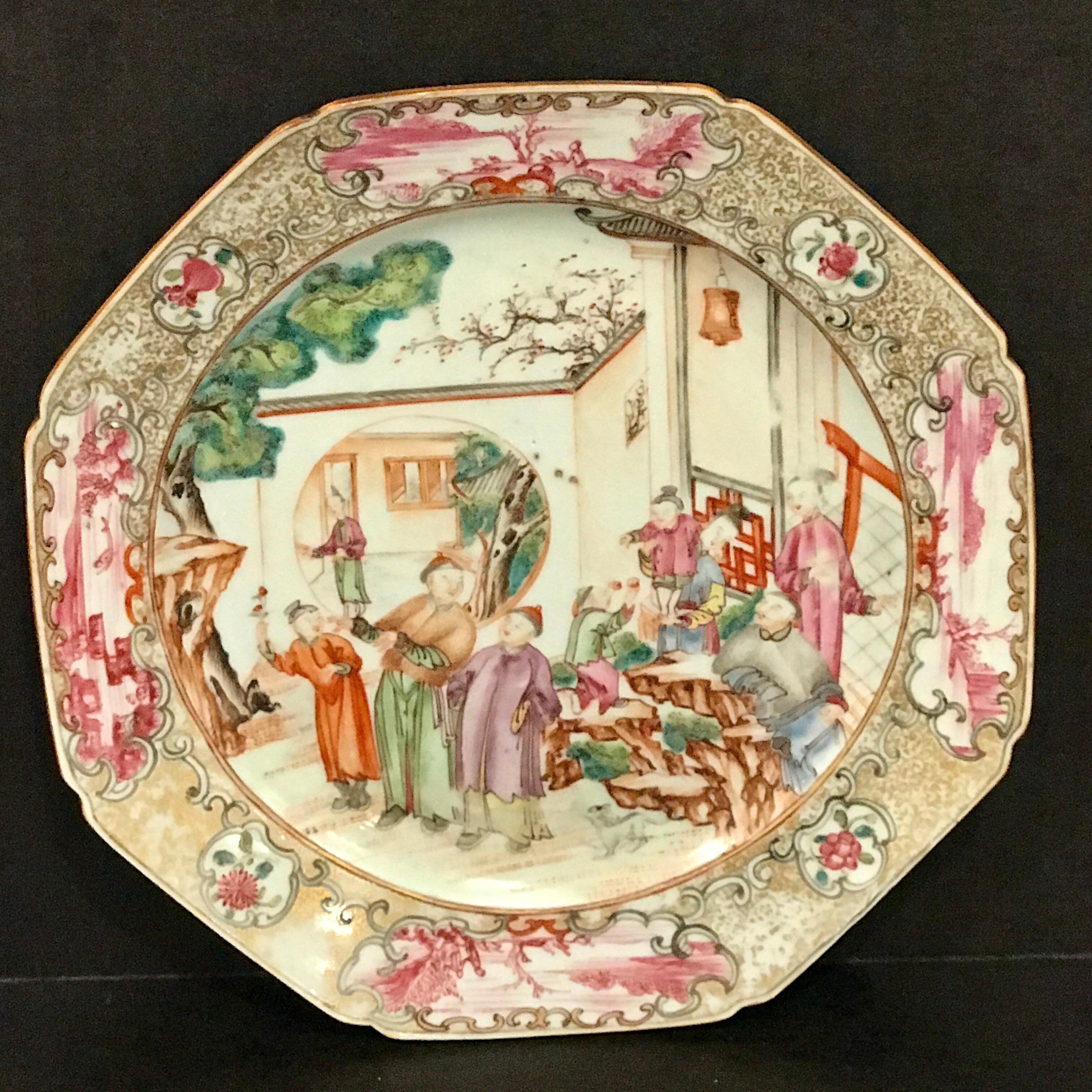 Assiette octogonale en famille verte d'exportation chinoise du XVIIIe siècle, délicieusement peinte d'une scène de cour avec une bordure en rouge de fer et en grisaille.