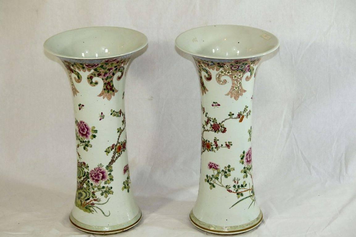 18th Century Chinese Export Five-Piece Famille Rose Porcelain Garniture of Vases In Good Condition For Sale In Farmers Branch, TX