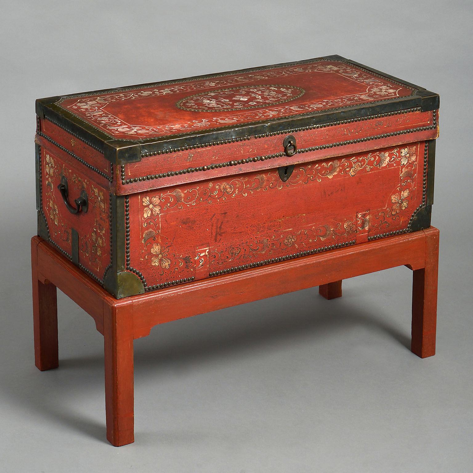 18th Century Chinese Export Painted Leather Trunk In Good Condition For Sale In London, GB