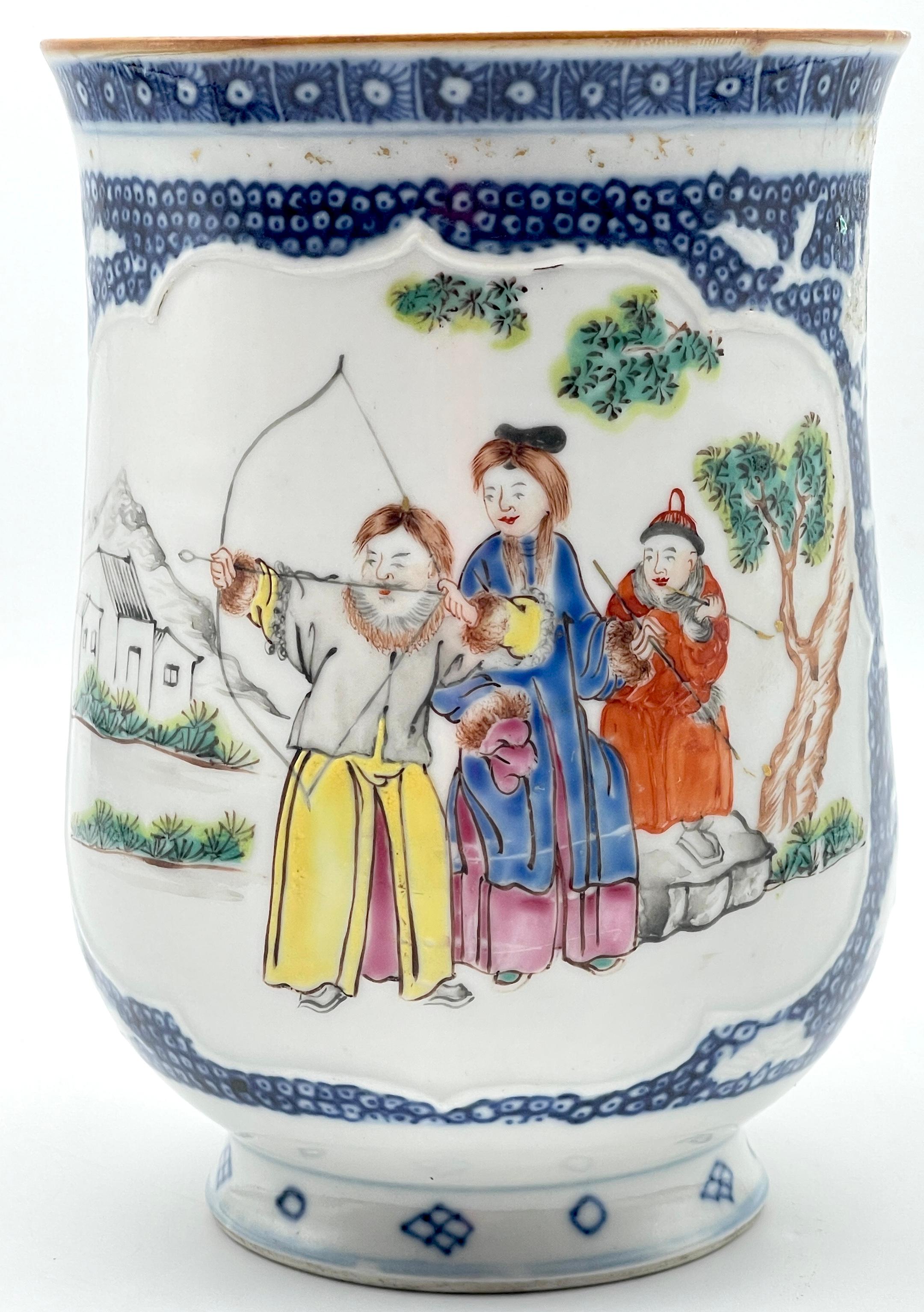 Can/tazza in porcellana d'esportazione cinese del XVIII secolo raffigurante il tiro con l'arco, come trovato*.

Un soggetto raro e insolito nella porcellana cinese da esportazione. Questo barattolo o tazza dal manico grande raffigura una vignetta