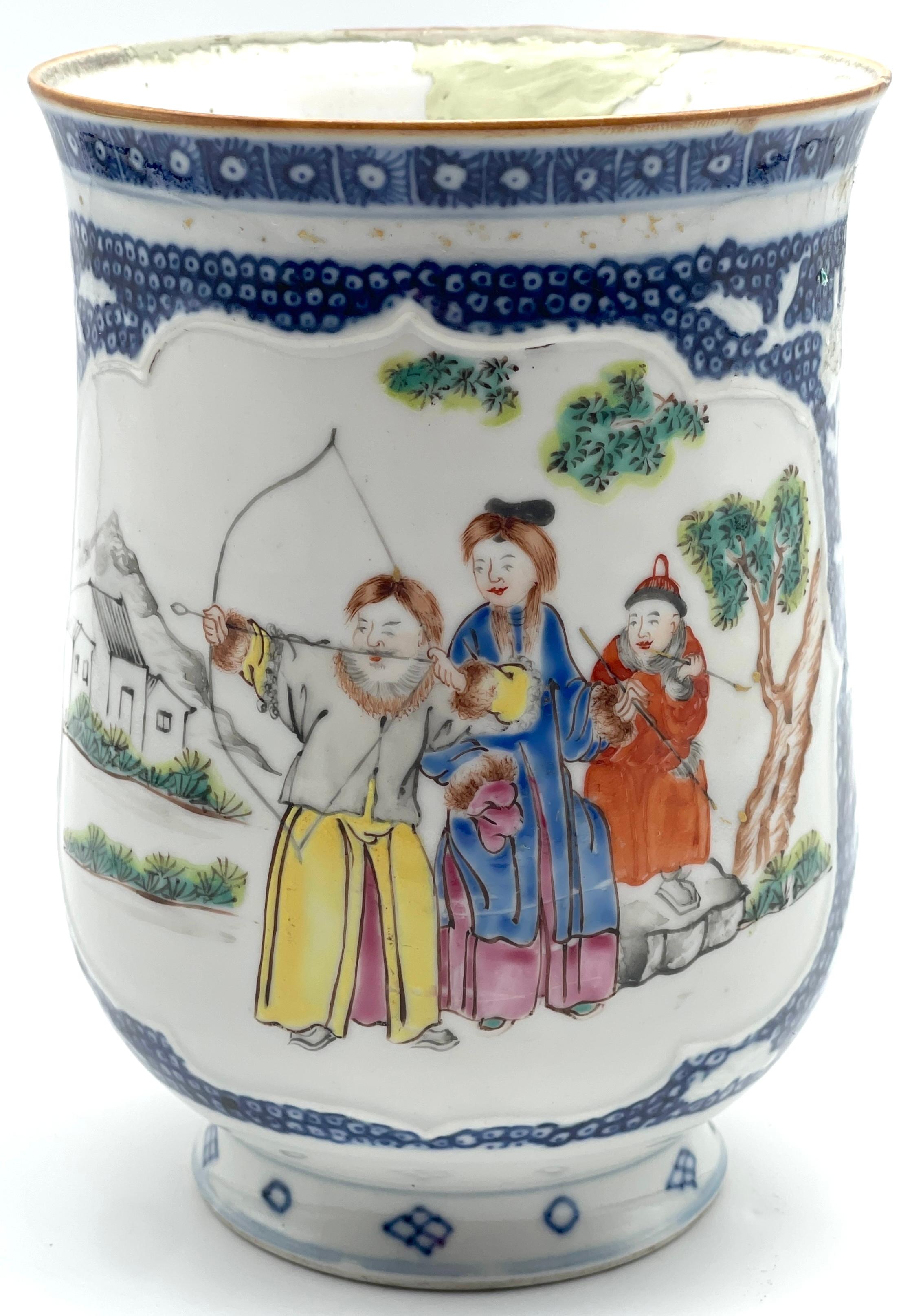 Esportazione cinese Can/tazza in porcellana d'esportazione cinese del XVIII secolo raffigurante il tiro con l'arco, come trovato*. in vendita