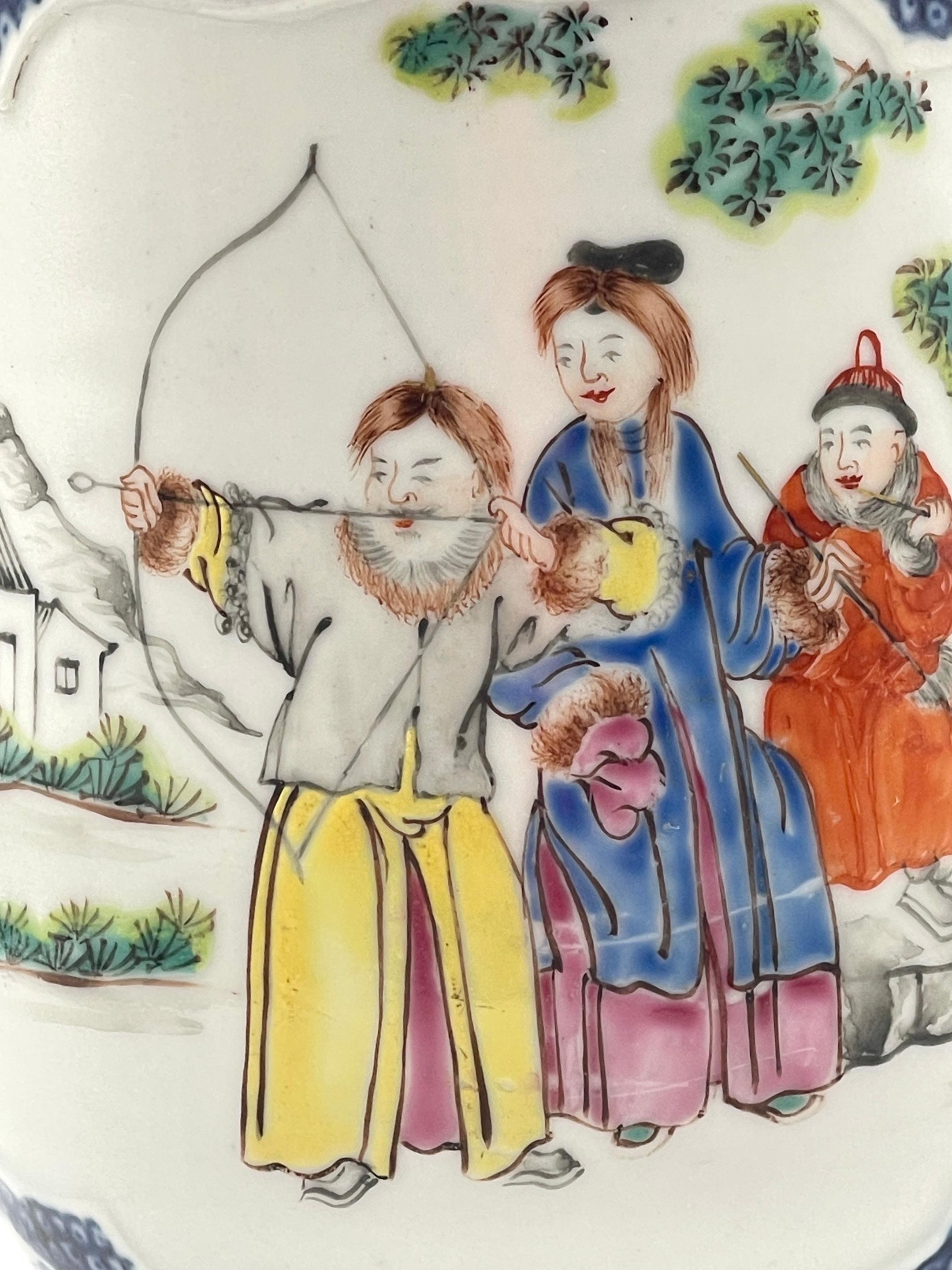 Cinese Can/tazza in porcellana d'esportazione cinese del XVIII secolo raffigurante il tiro con l'arco, come trovato*. in vendita