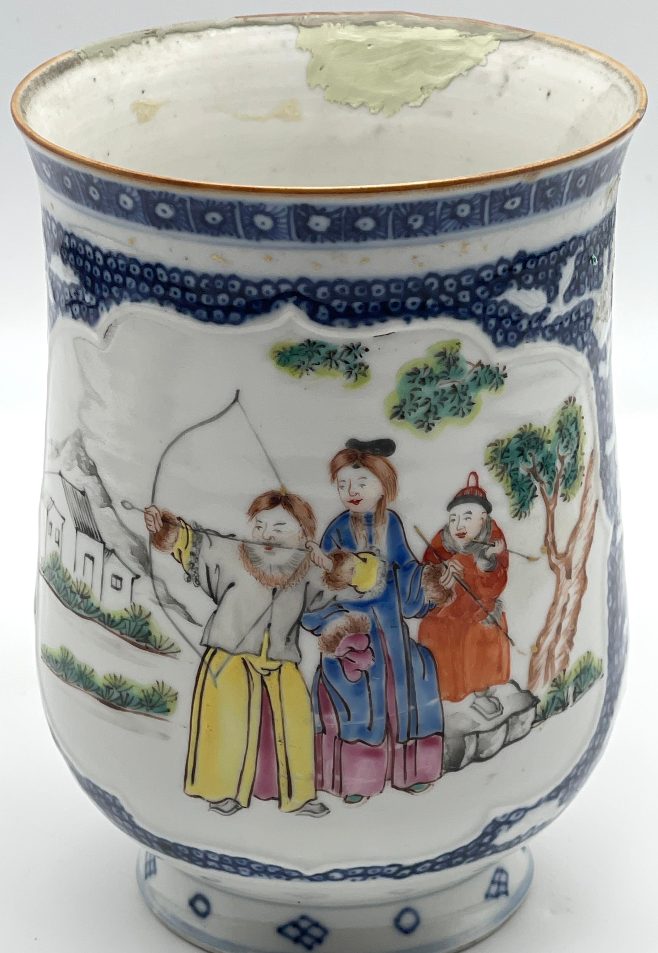 Fino al XVIII secolo Can/tazza in porcellana d'esportazione cinese del XVIII secolo raffigurante il tiro con l'arco, come trovato*. in vendita