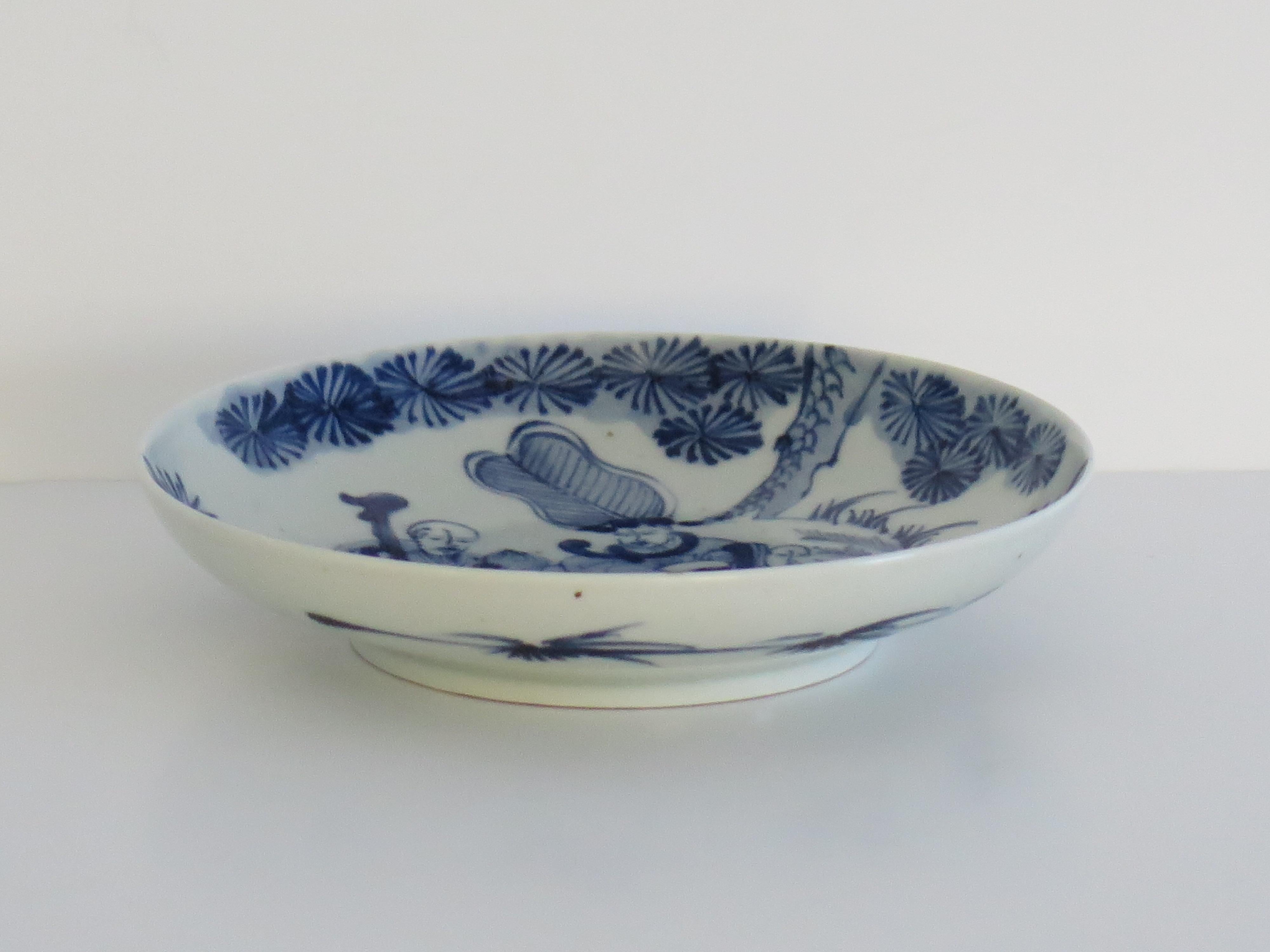Plat en porcelaine d'exportation chinoise du 18e siècle, peint à la main, immortels bleu et blanc  en vente 3