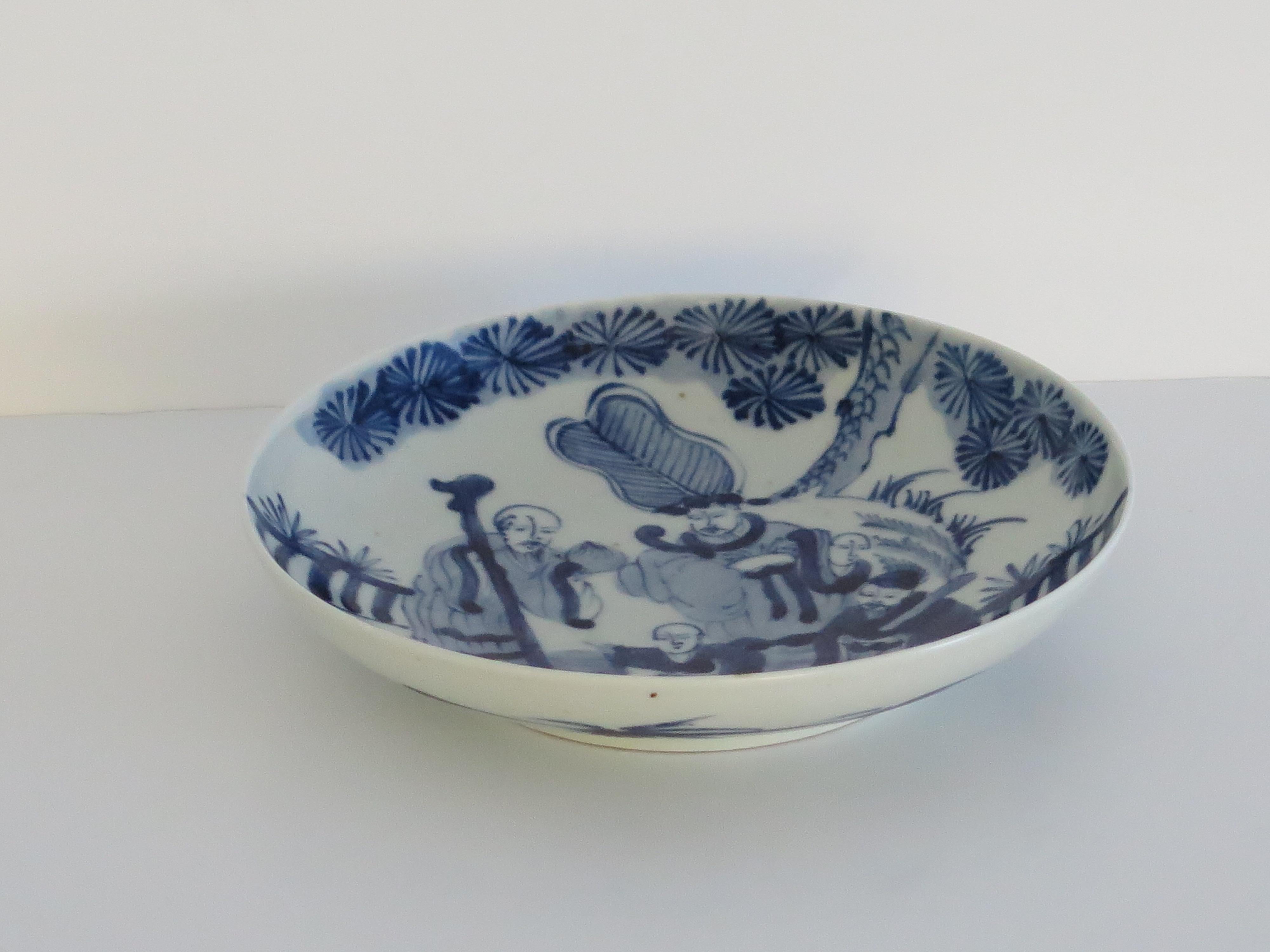 Plat en porcelaine d'exportation chinoise du 18e siècle, peint à la main, immortels bleu et blanc  en vente 4