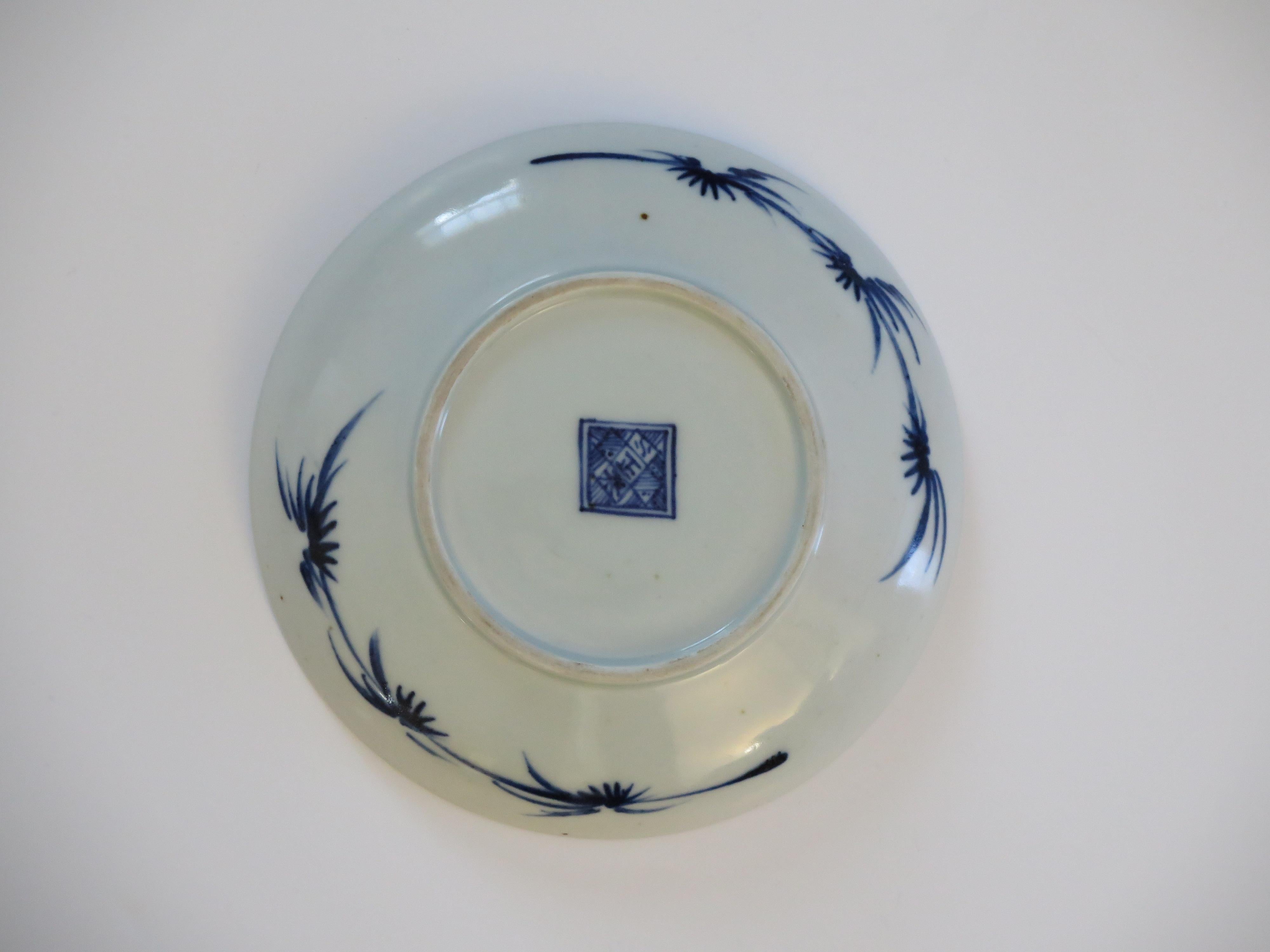 Plat en porcelaine d'exportation chinoise du 18e siècle, peint à la main, immortels bleu et blanc  en vente 6