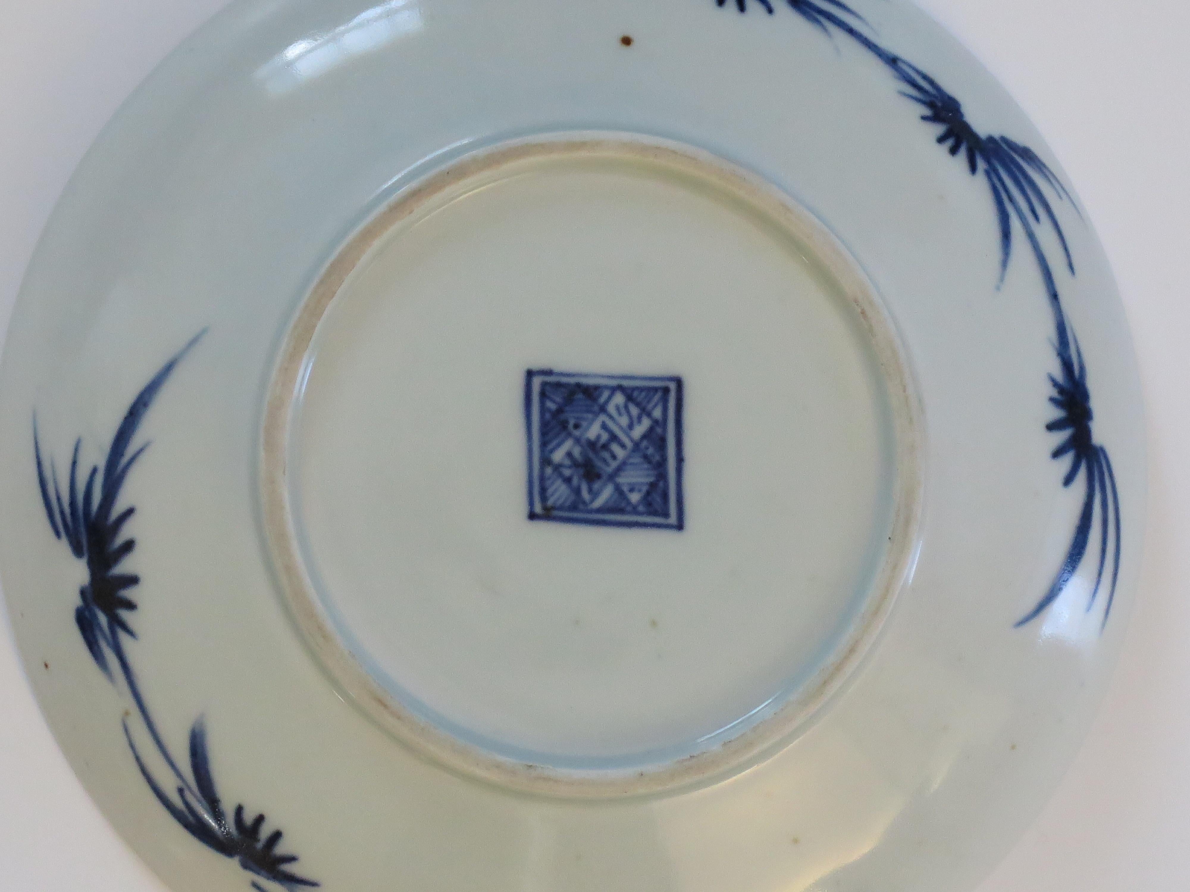 Plat en porcelaine d'exportation chinoise du 18e siècle, peint à la main, immortels bleu et blanc  en vente 7