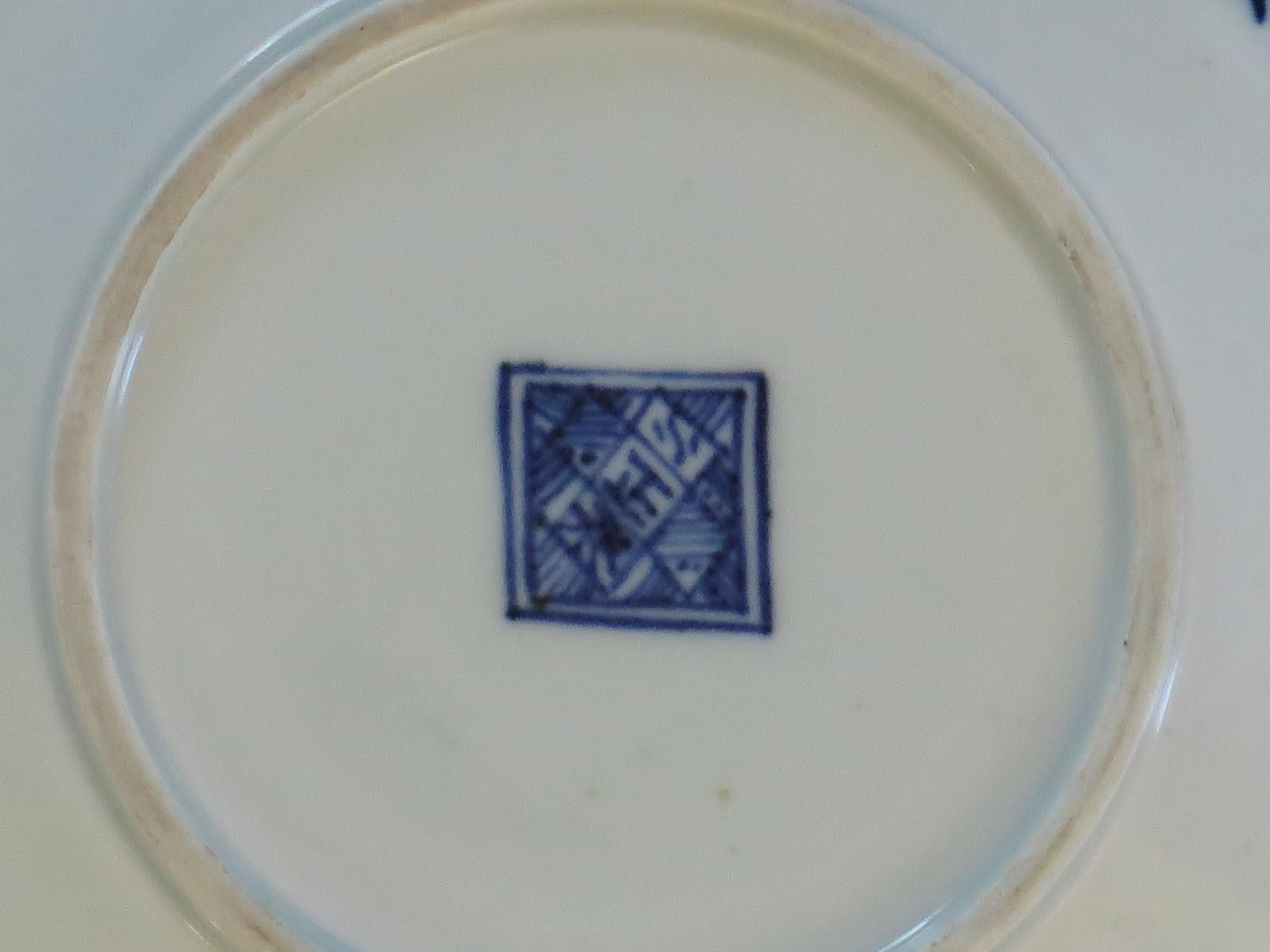 Plat en porcelaine d'exportation chinoise du 18e siècle, peint à la main, immortels bleu et blanc  en vente 8