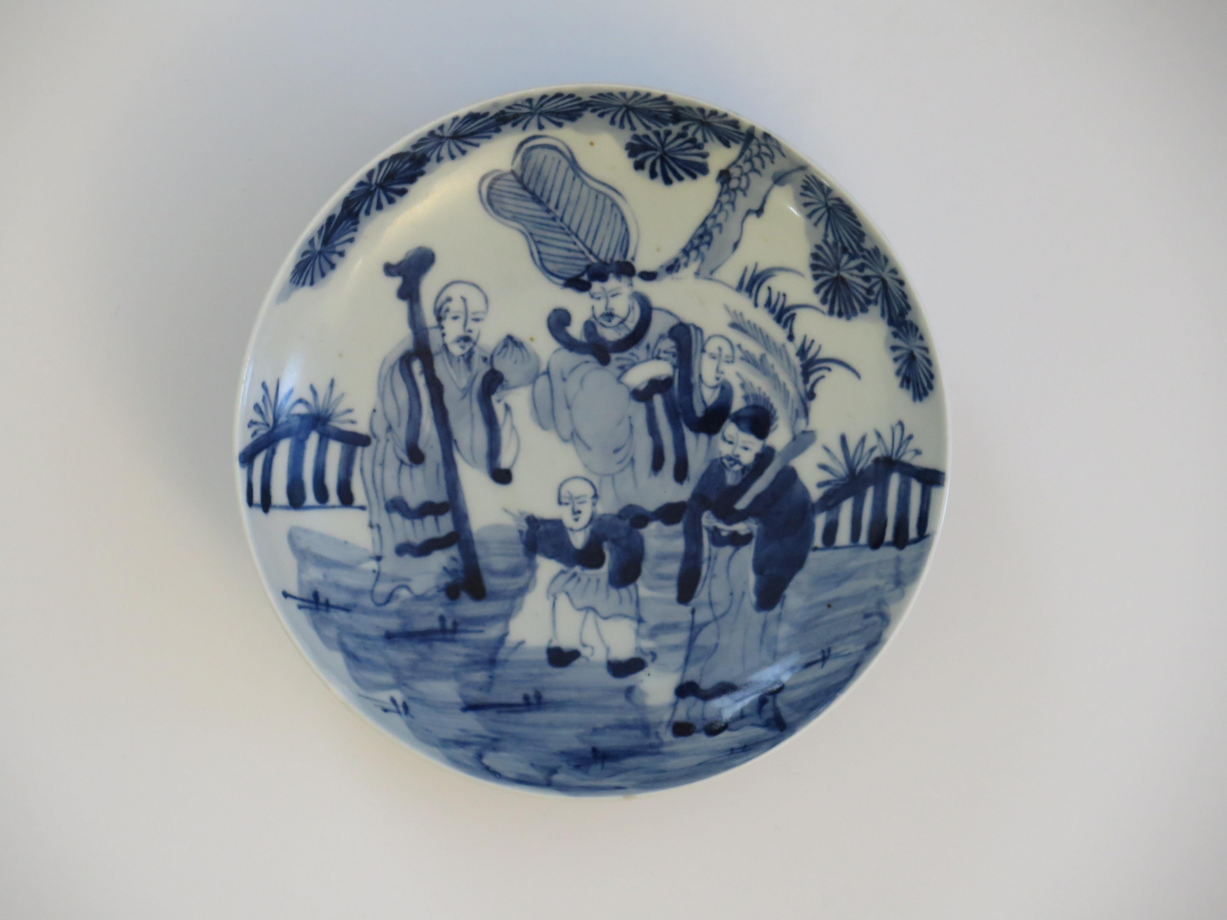 Il s'agit d'un plat en porcelaine d'exportation chinoise peint à la main, que nous datons de la seconde moitié du XVIIIe siècle, période Qing, Qianlong, vers 1770, ou peut-être plus tôt.

Le plat est circulaire et bien empoté, avec des côtés