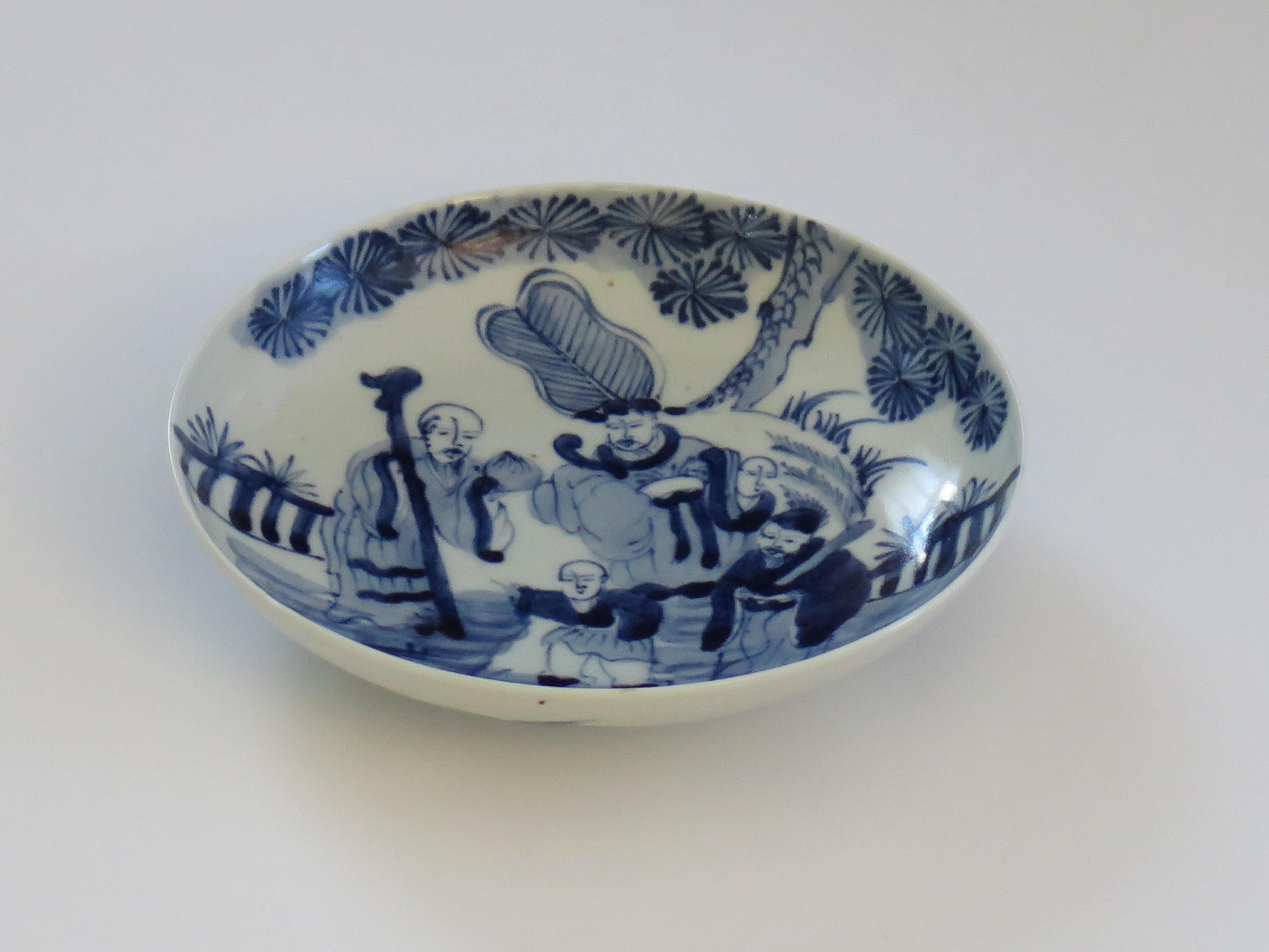 Qing Plat en porcelaine d'exportation chinoise du 18e siècle, peint à la main, immortels bleu et blanc  en vente