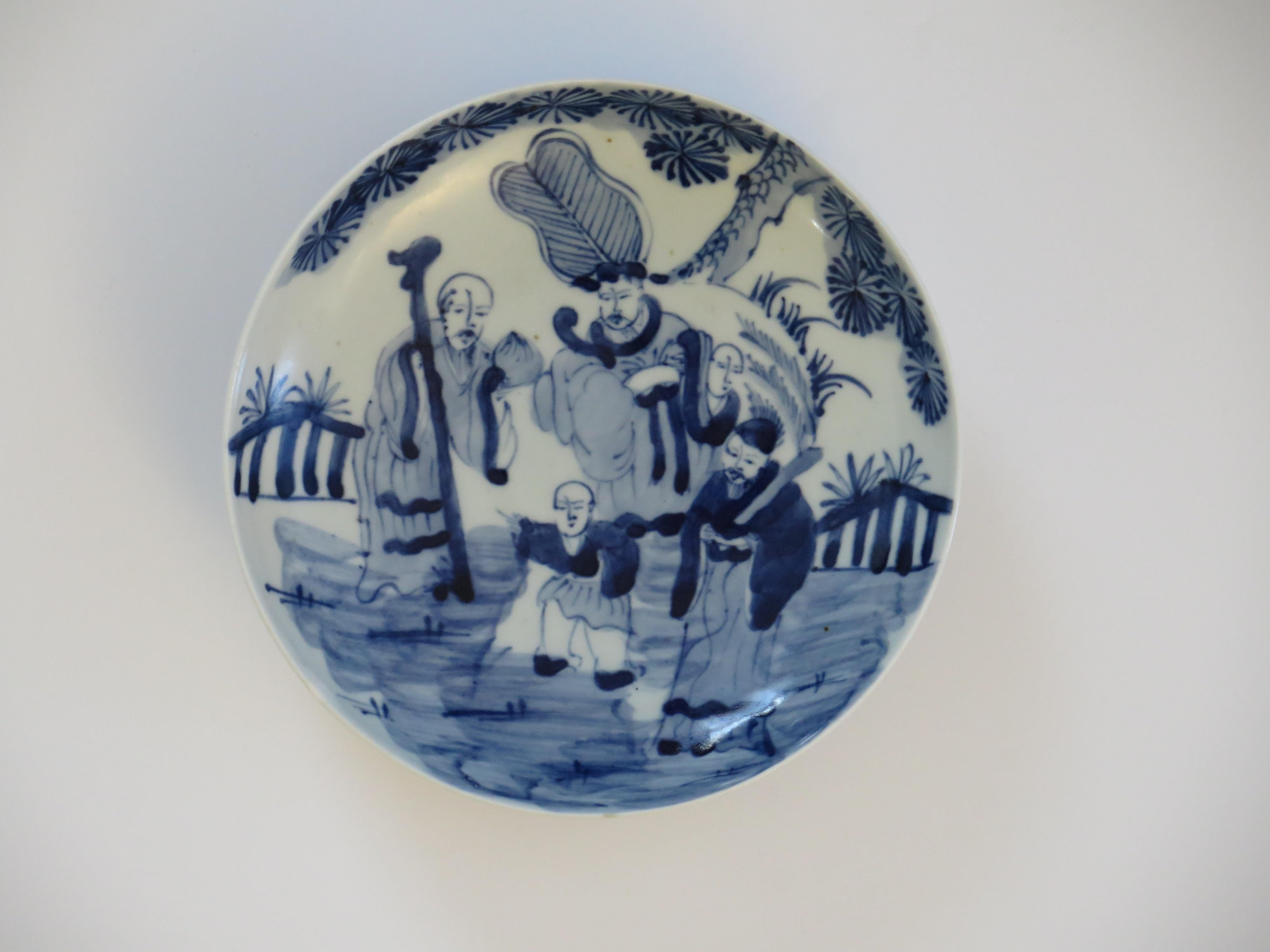 Plat en porcelaine d'exportation chinoise du 18e siècle, peint à la main, immortels bleu et blanc  Bon état - En vente à Lincoln, Lincolnshire