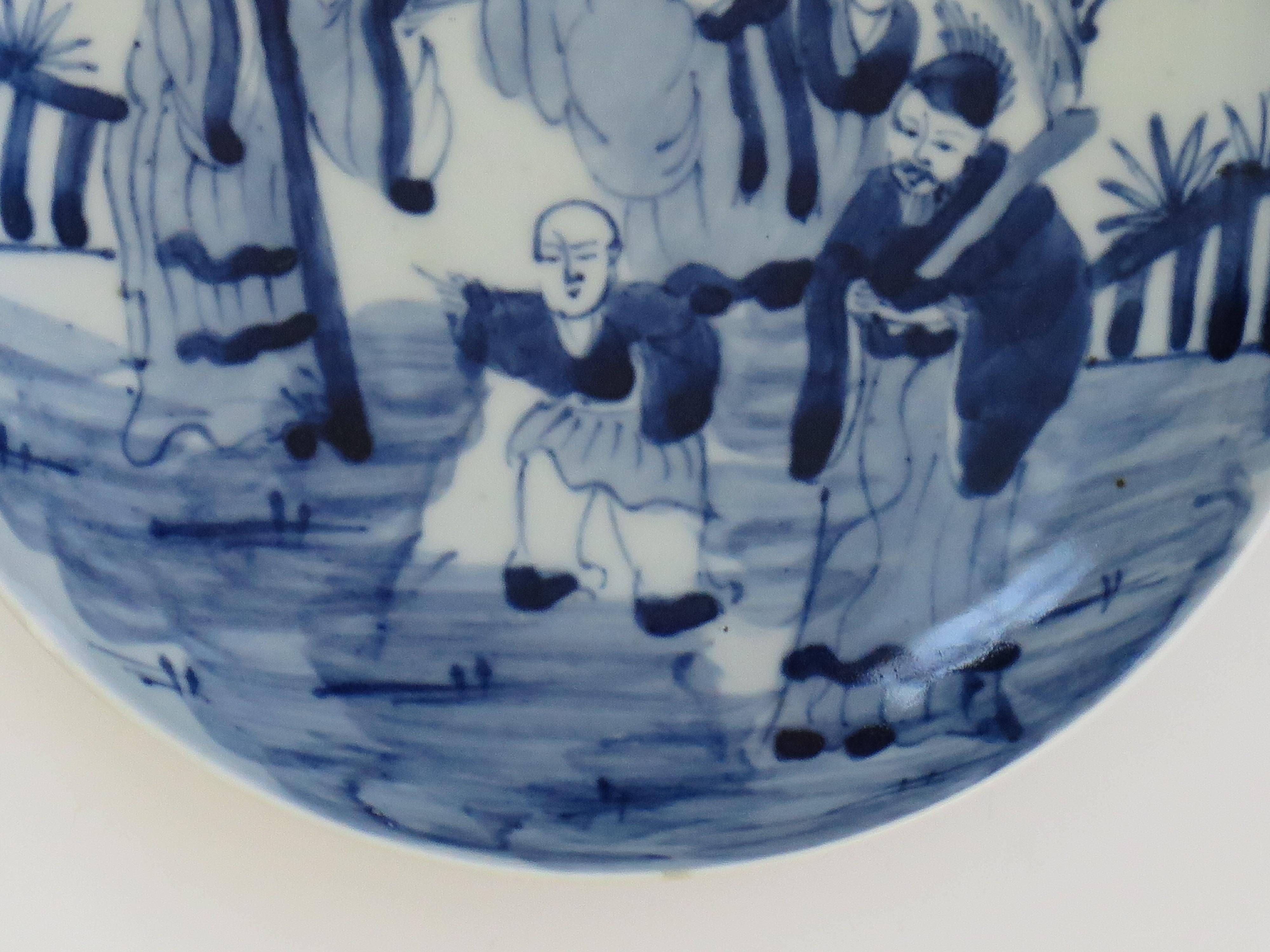 Porcelaine Plat en porcelaine d'exportation chinoise du 18e siècle, peint à la main, immortels bleu et blanc  en vente
