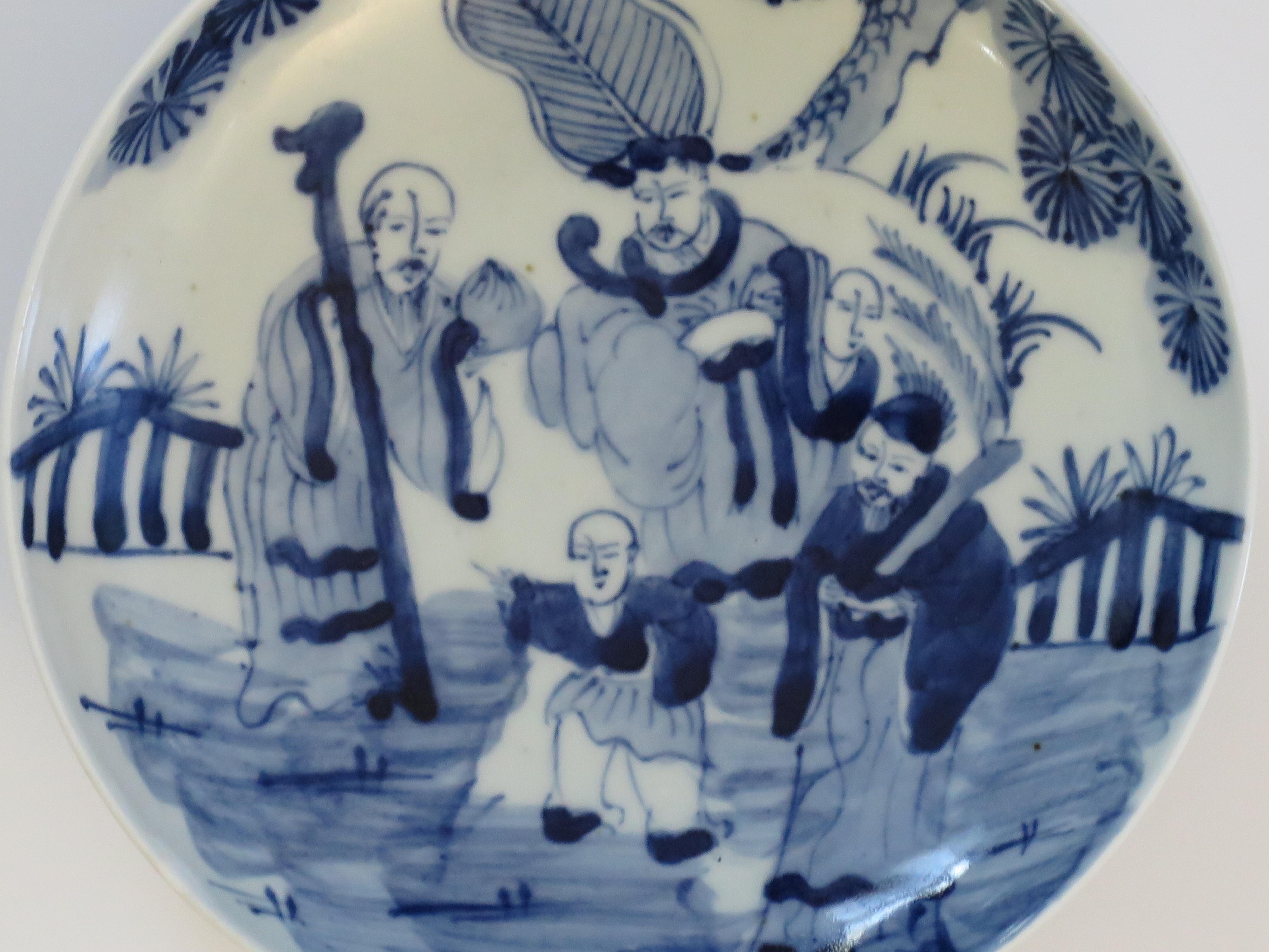 Plat en porcelaine d'exportation chinoise du 18e siècle, peint à la main, immortels bleu et blanc  en vente 1