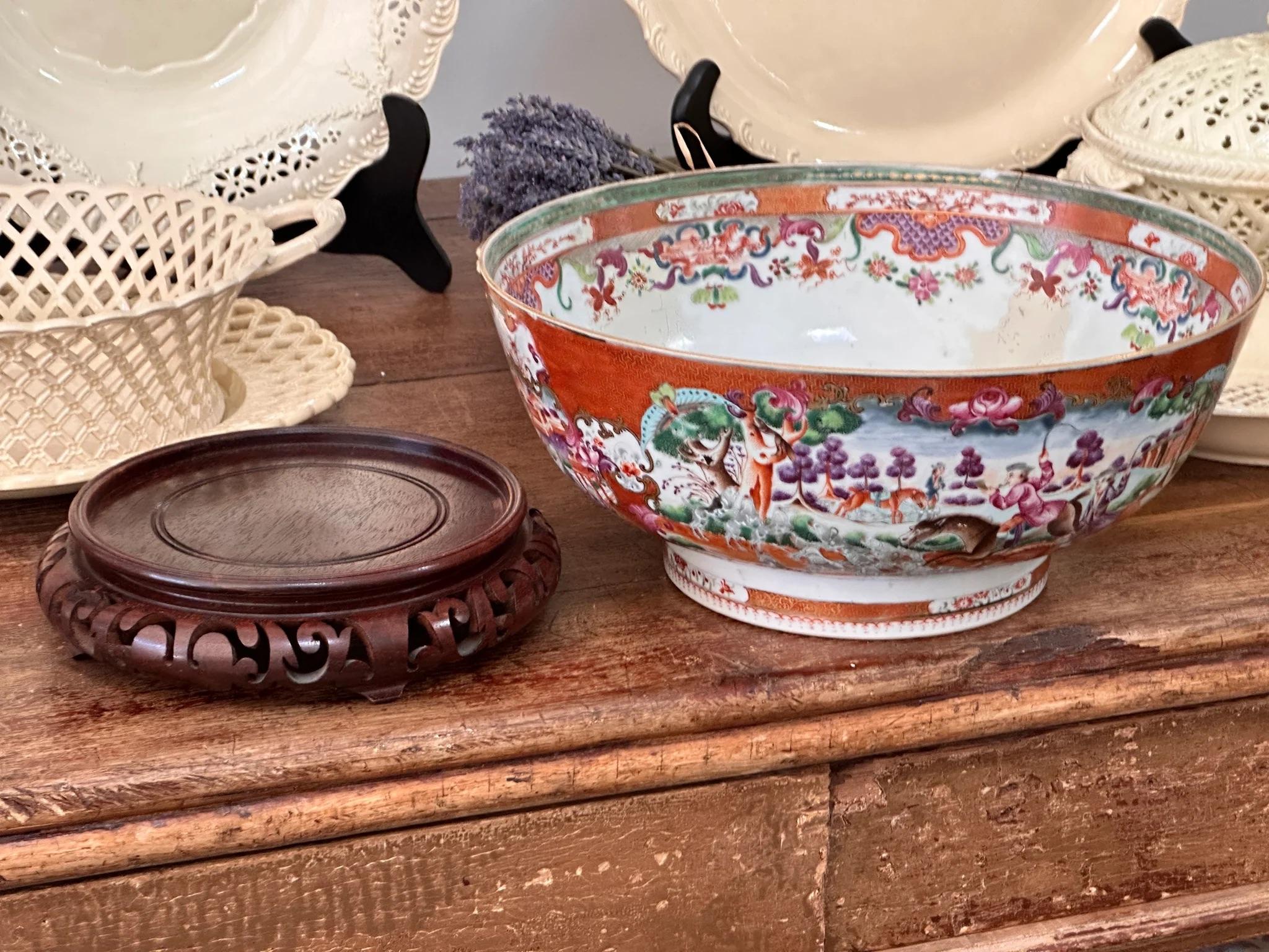 18th Century Chinese Export Porcelain Hunt Pattern Punch Bowl In Good Condition For Sale In Charlottesville, VA