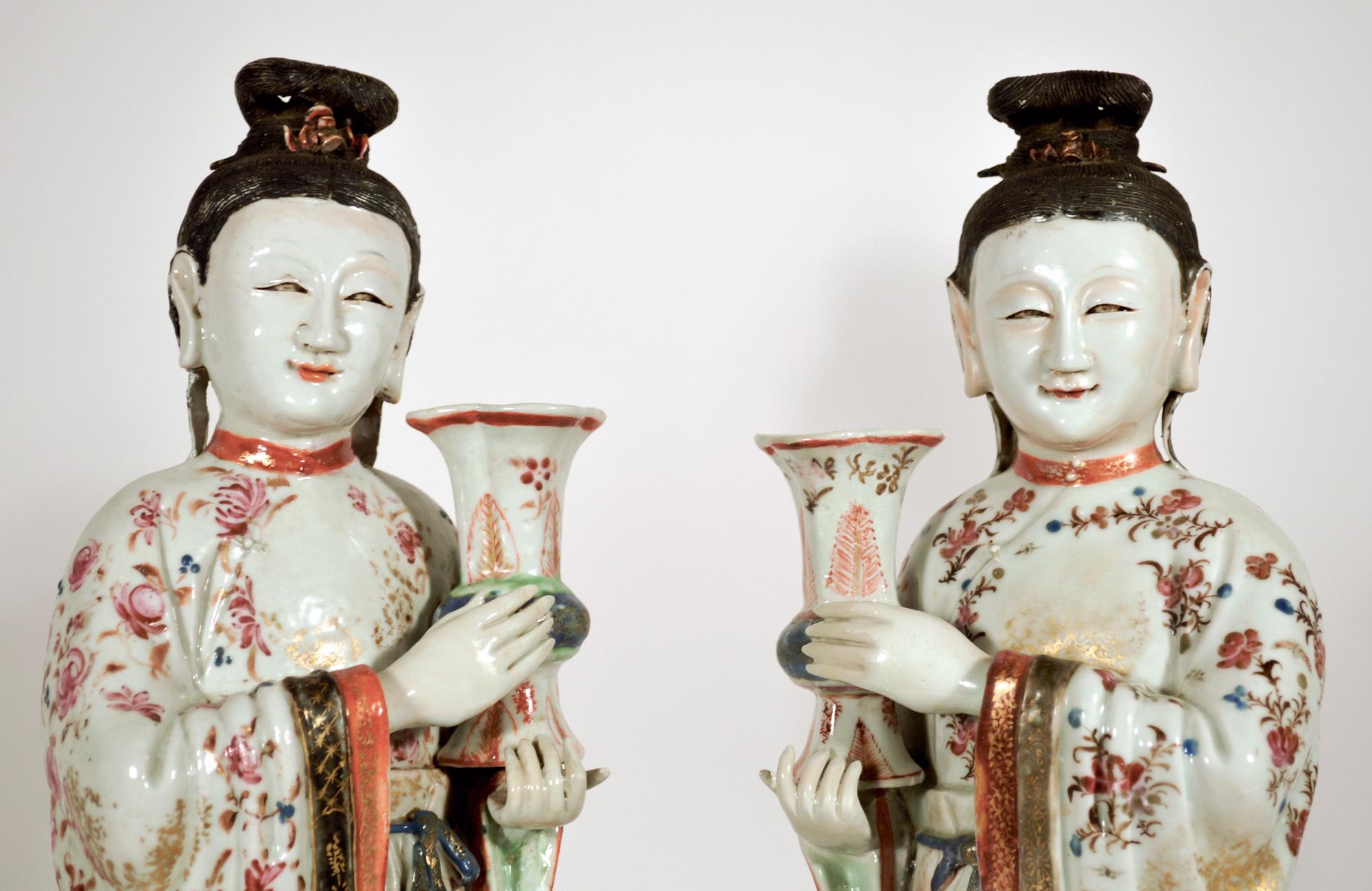 18th-century Chinese Export Porcelain Pair of Court Maiden Candlesticks For Sale 2