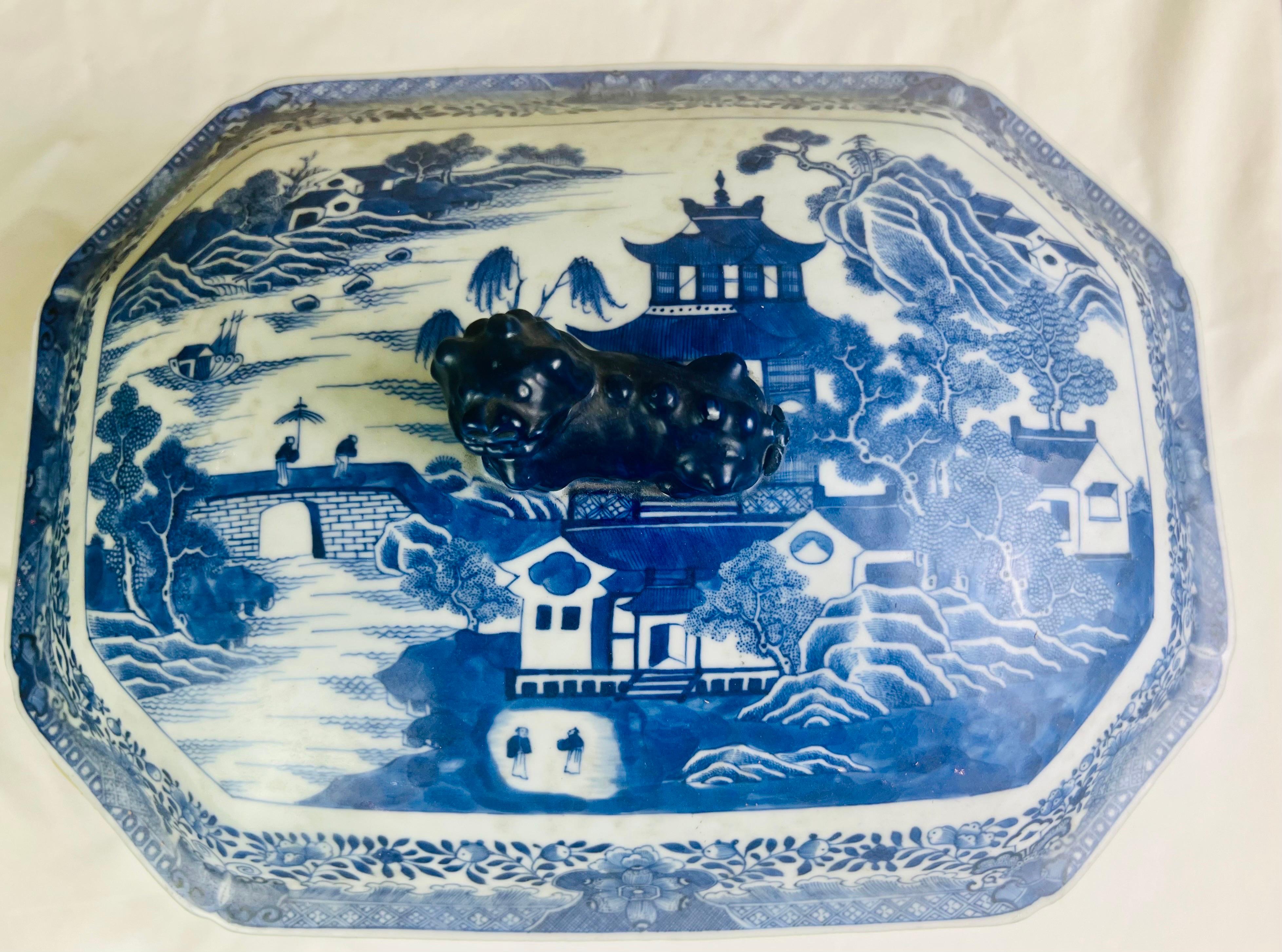 18th Century Chinese Export Porcelain Soup Tureen with Cover For Sale 5