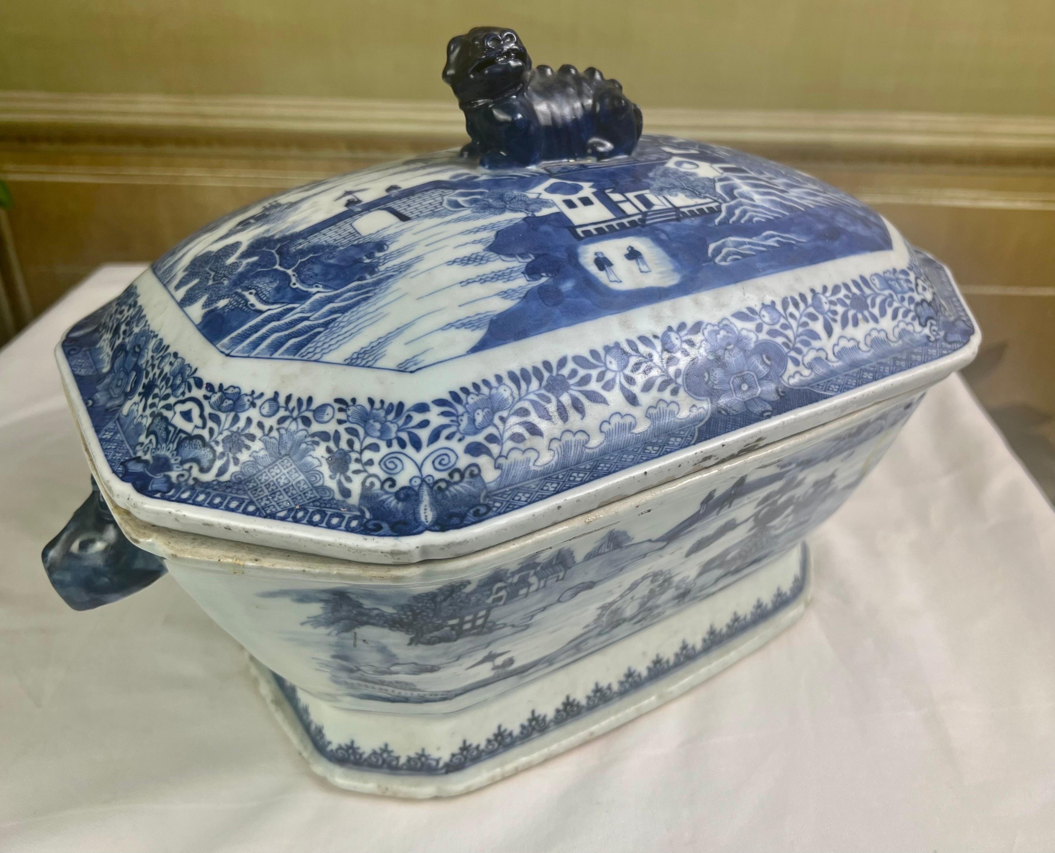 18th Century Chinese Export Porcelain Soup Tureen with Cover For Sale 6