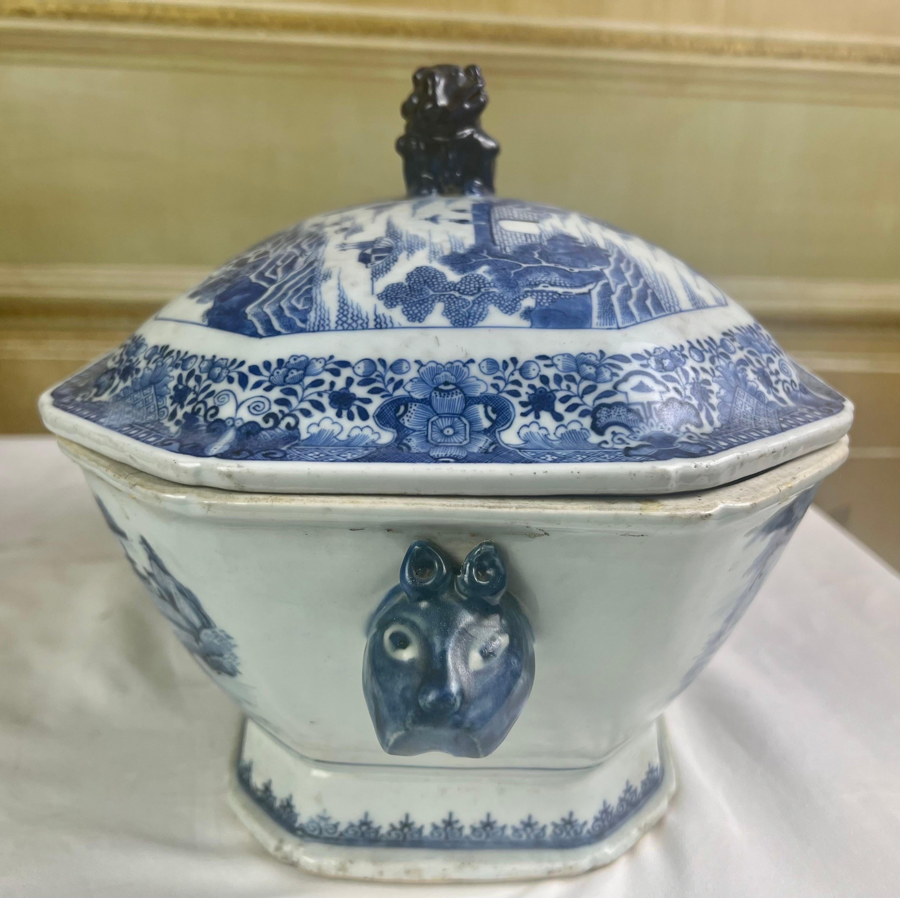 18th Century Chinese Export Porcelain Soup Tureen with Cover For Sale 8