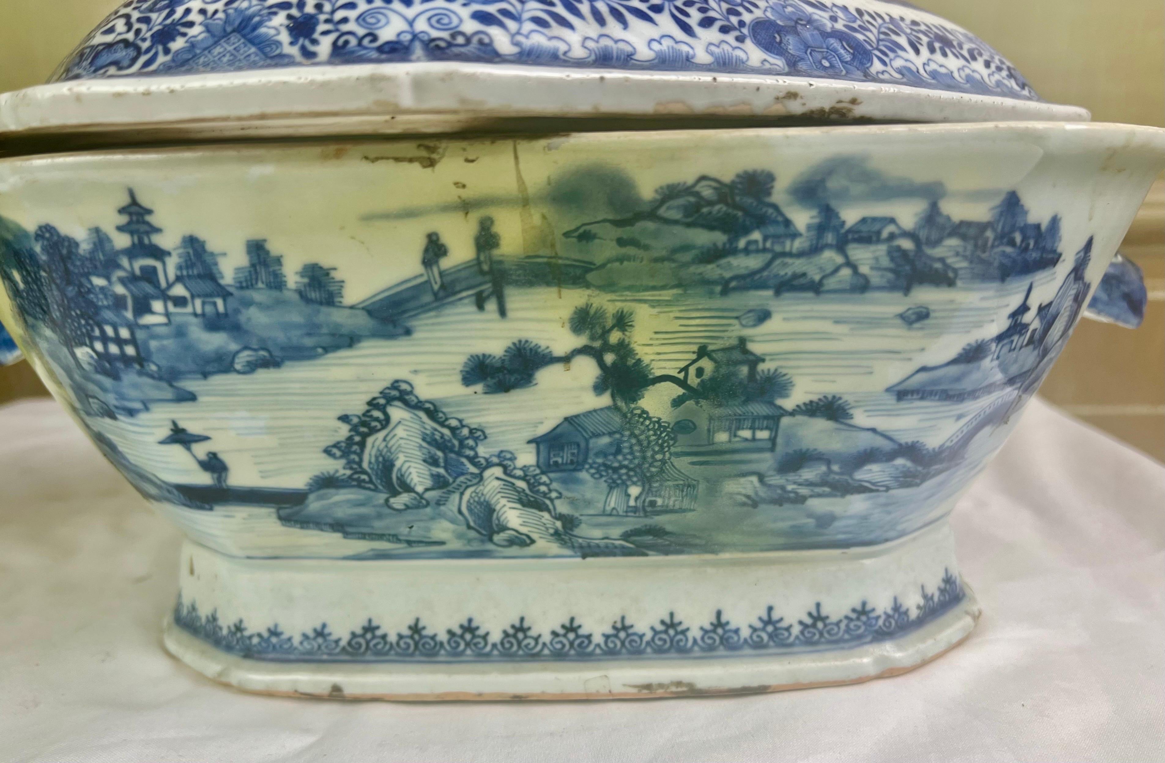 18th Century Chinese Export Porcelain Soup Tureen with Cover For Sale 10