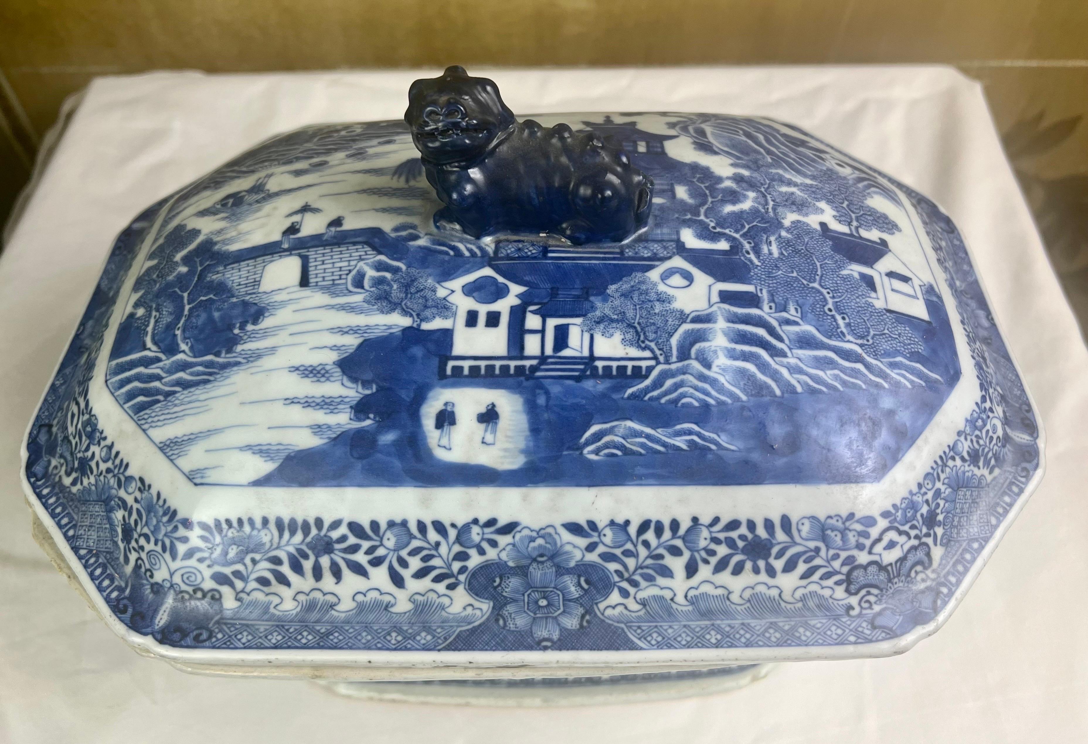 Hand-Crafted 18th Century Chinese Export Porcelain Soup Tureen with Cover For Sale