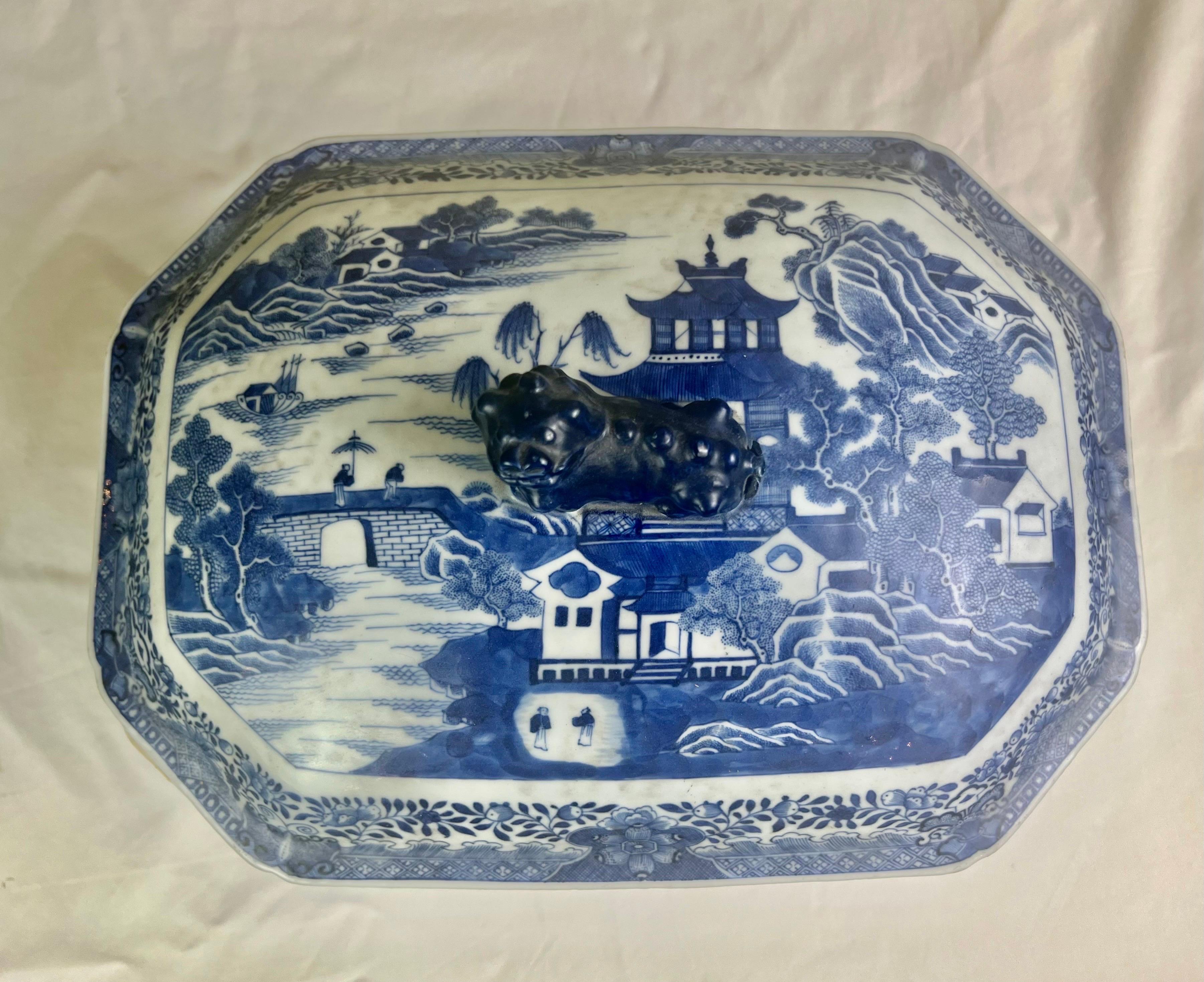 18th Century Chinese Export Porcelain Soup Tureen with Cover In Good Condition For Sale In Los Angeles, CA