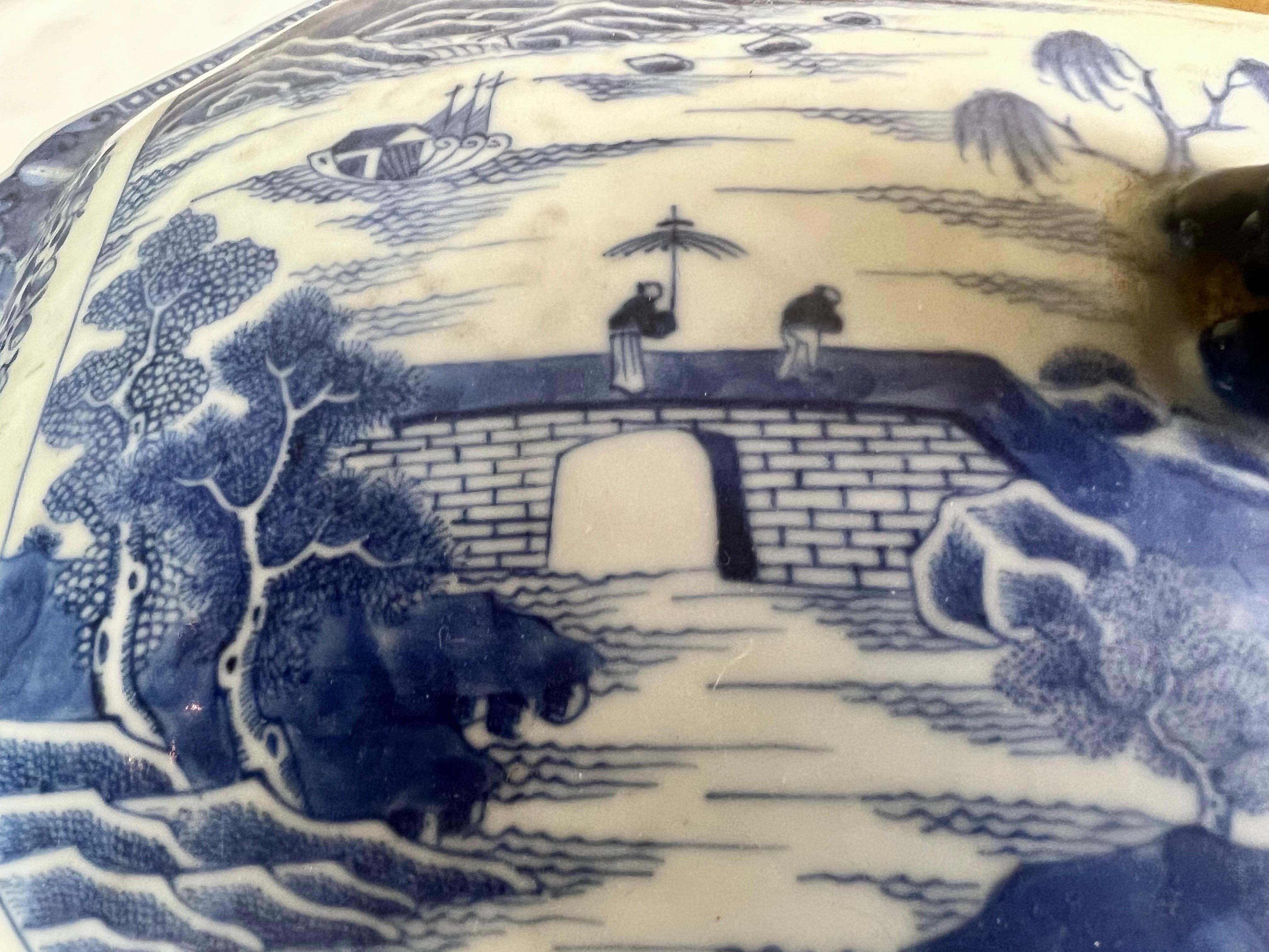18th Century Chinese Export Porcelain Soup Tureen with Cover For Sale 1