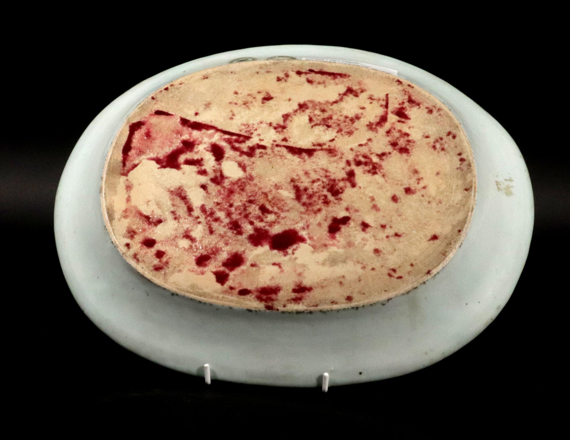 Plat ovale en forme de feuille de tabac d'exportation chinoise,
Vers 1765

Ce plat ovale en porcelaine d'exportation chinoise est peint dans une variante du motif de la feuille de tabac, une version antérieure connue sous le nom de Pseudo Tobacco