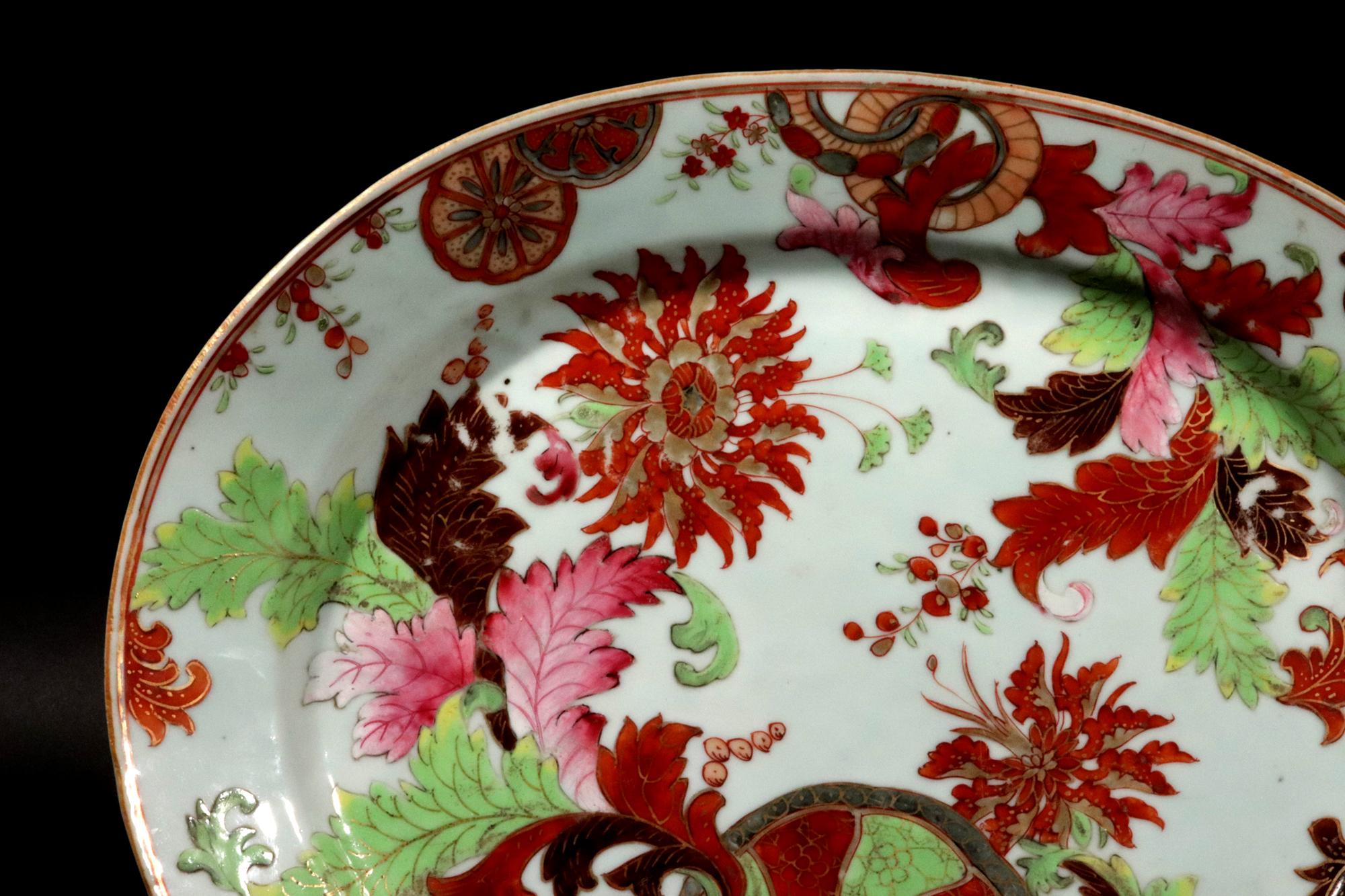 Milieu du XVIIIe siècle Plat ovale Pseudo Tobacco Leaf exporté de Chine du 18e siècle en vente