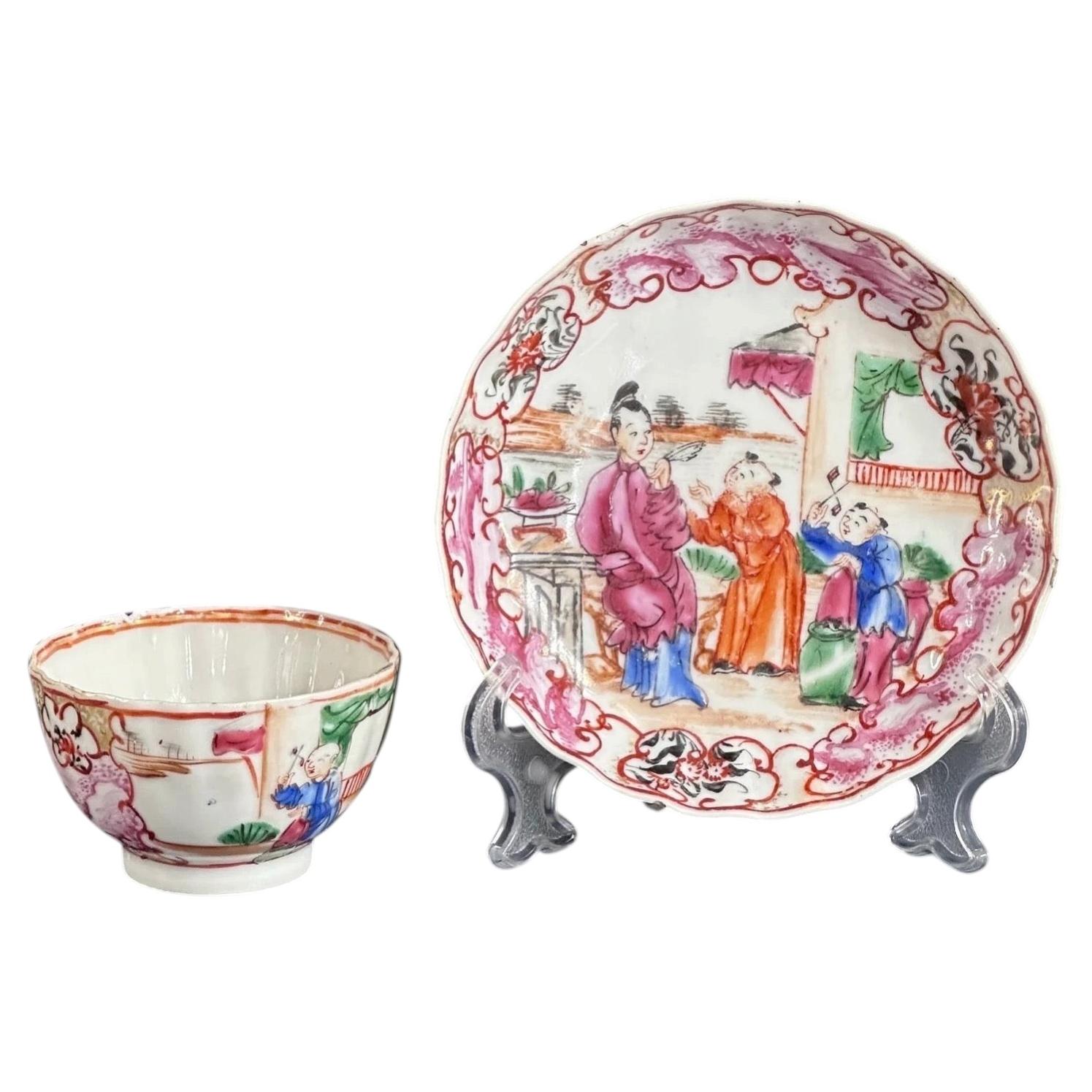 Taza y platillo de té chinos del siglo XVIII, estilo «Famille Rose» - 4,2 pulgadas en venta