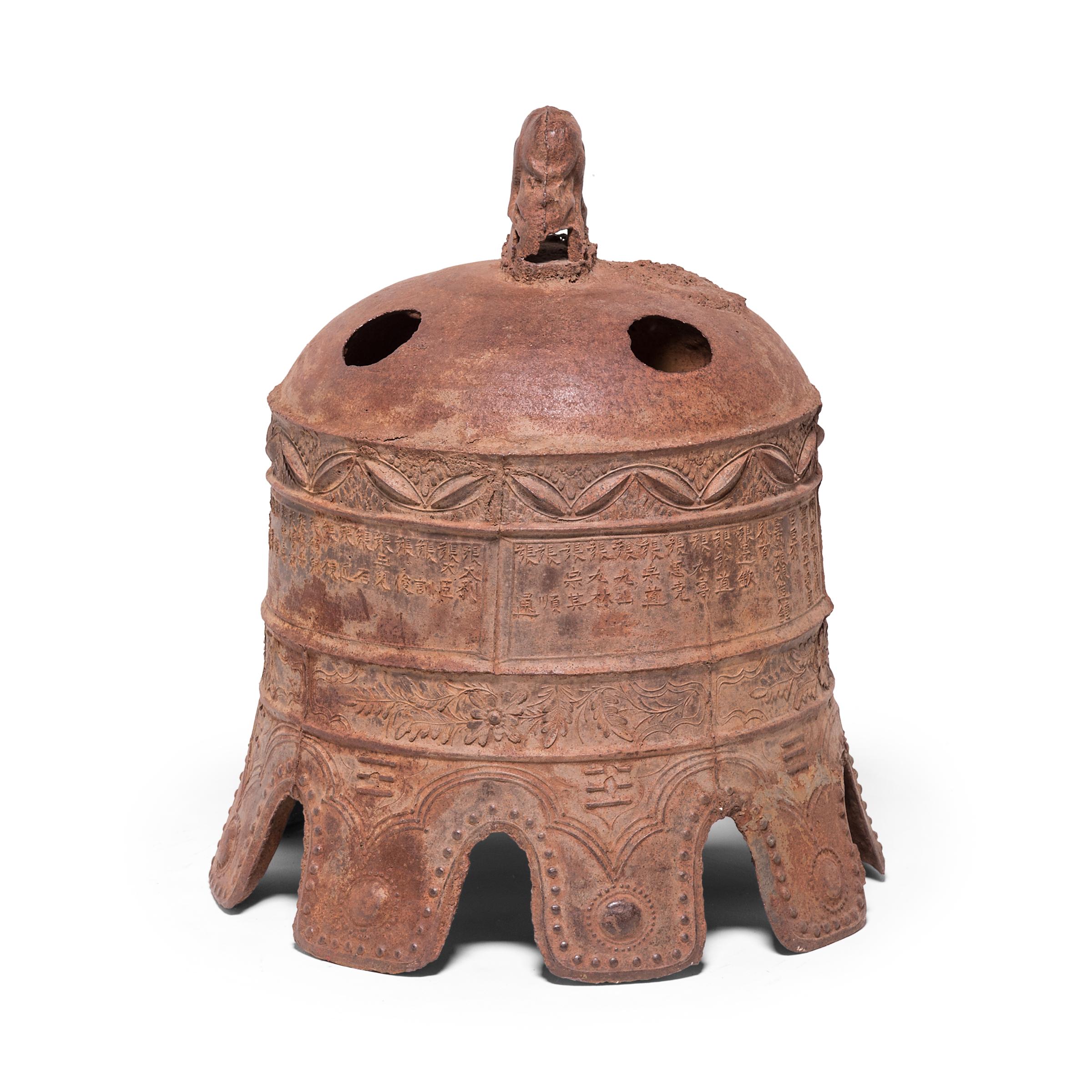 Chinese Wanli-Era Cast Iron Bell In Good Condition For Sale In Chicago, IL