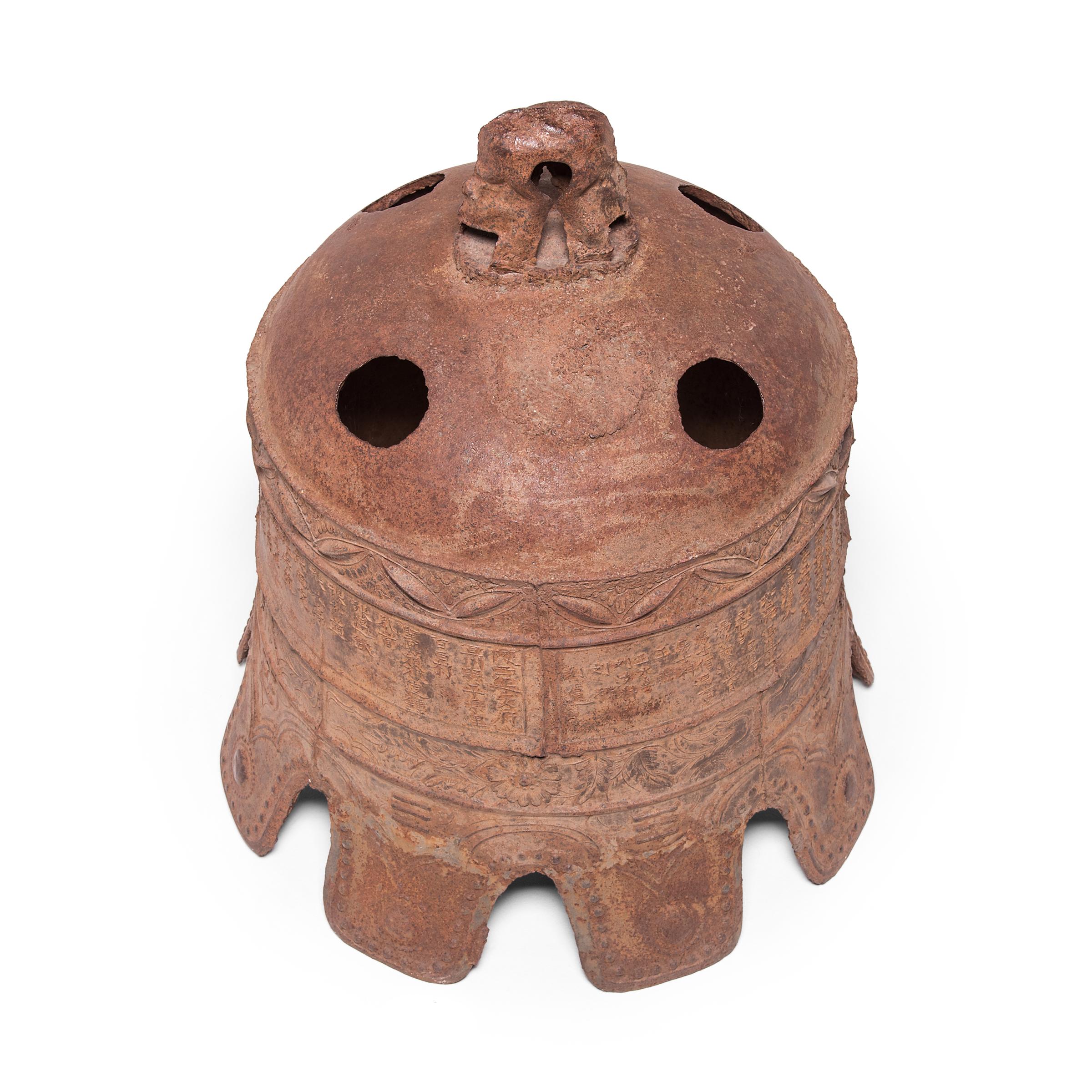 Chinese Wanli-Era Cast Iron Bell In Good Condition For Sale In Chicago, IL