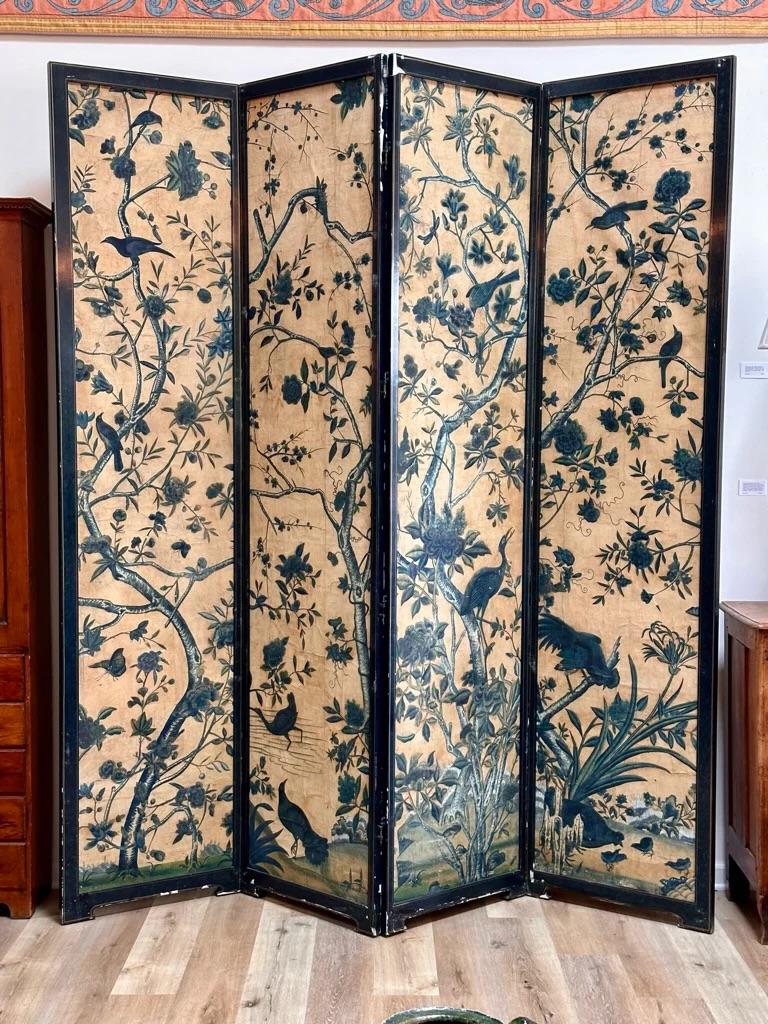 Rare et magnifique paravent à quatre panneaux en papier peint d'exportation chinois, un riche papier peint à la main aux tons bleu foncé et crème, avec de délicieux oiseaux exotiques et des motifs floraux de vignes et d'arbres, XVIIIe siècle, acheté