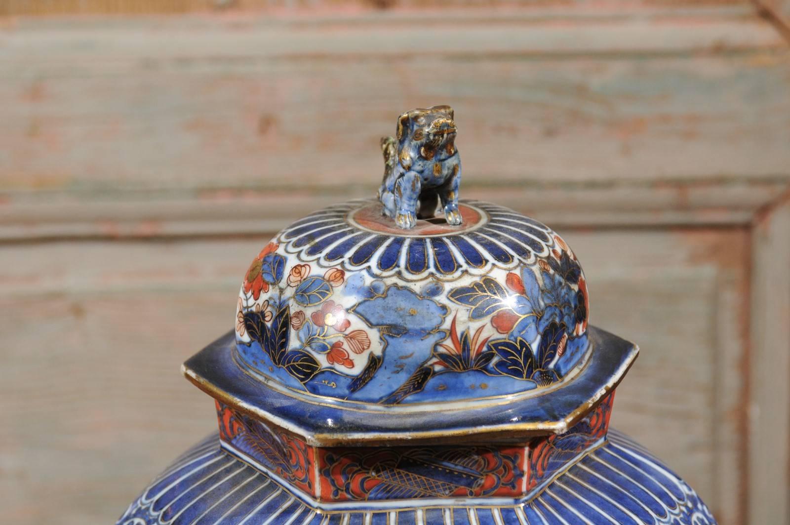 18th Century Chinese Imari Covered Urn In Good Condition In Atlanta, GA