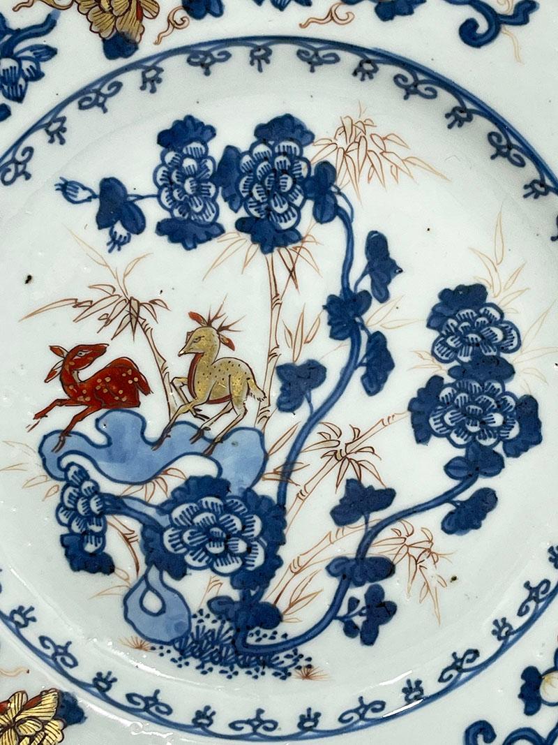 Assiette chinoise Imari du 18e siècle

Assiette Kangxi, Imari en bleu sous glaçure avec une scène de pivoines et des bambous et cerfs peints en or et en rouge
1662-1722 Période Kangxi
L'assiette présente quelques Frits de bord

Les dimensions