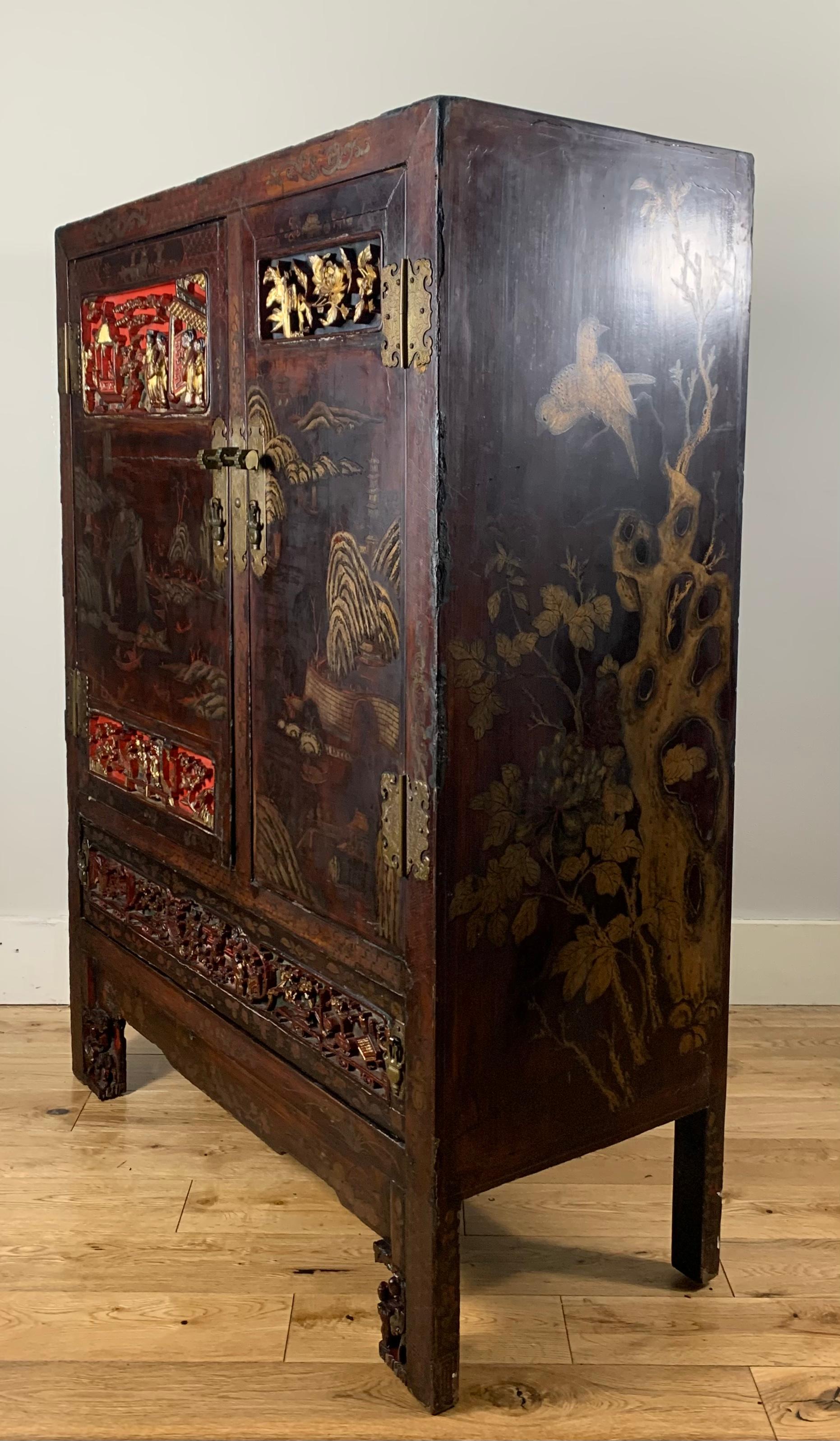 18th Century Chinese Lacquered Cabinet - Fujian Province In Good Condition For Sale In Hoddesdon, GB